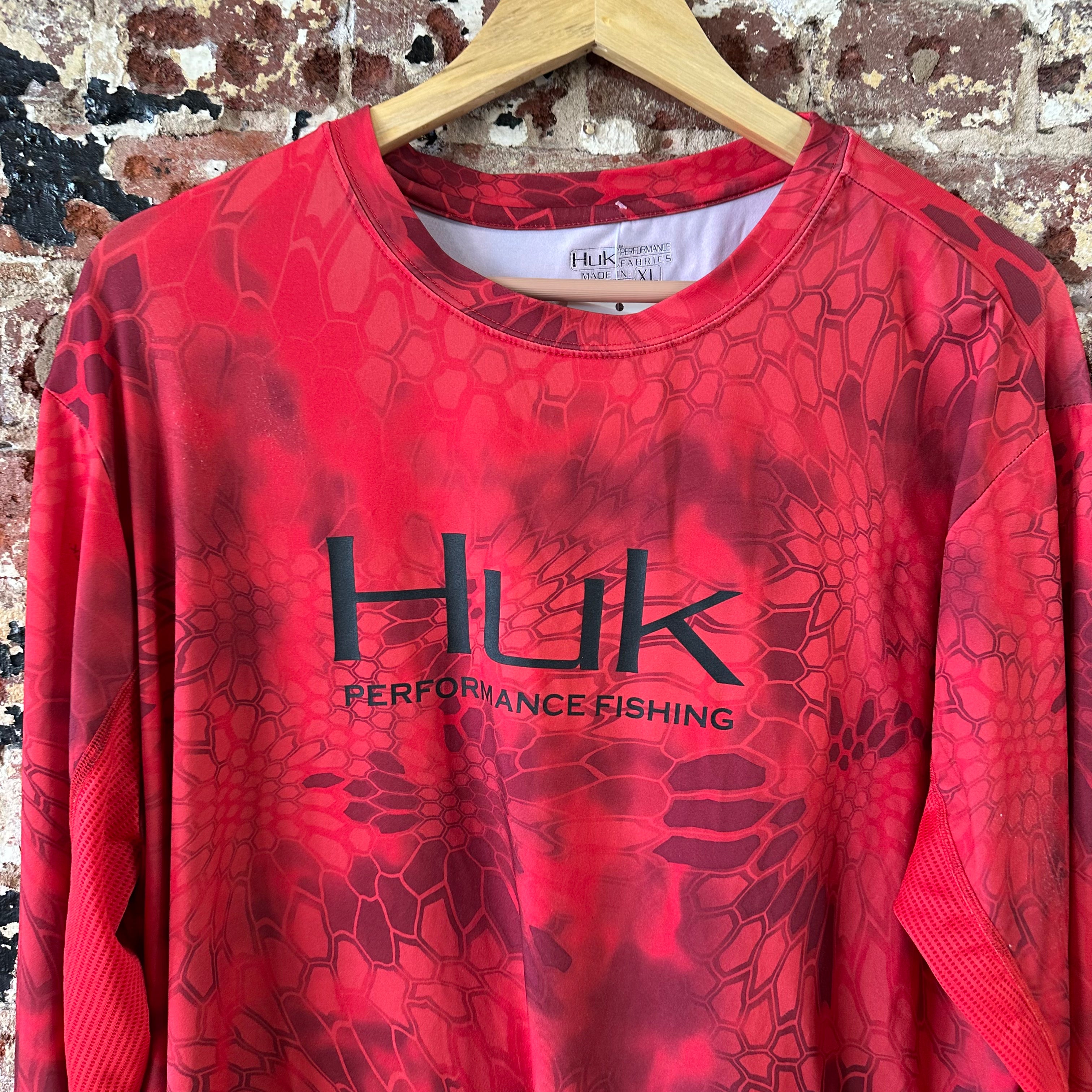 Huk Fishing Shirt Mens XL Red Camo Performance Icon Long Sleeve Sun Shirt