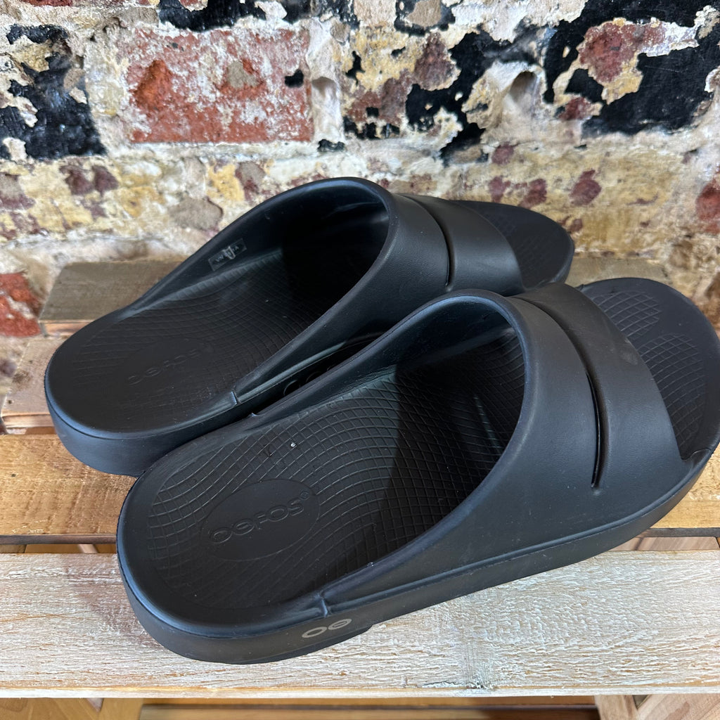 Oofos Mens 8 Womens 10 Black Sandals