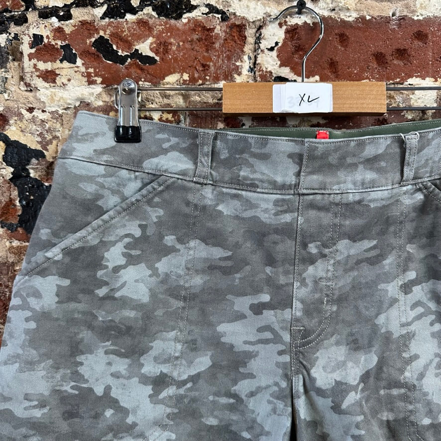 Spanx Women's Camo Utility Shorts Gray Size XL High Rise Pull On