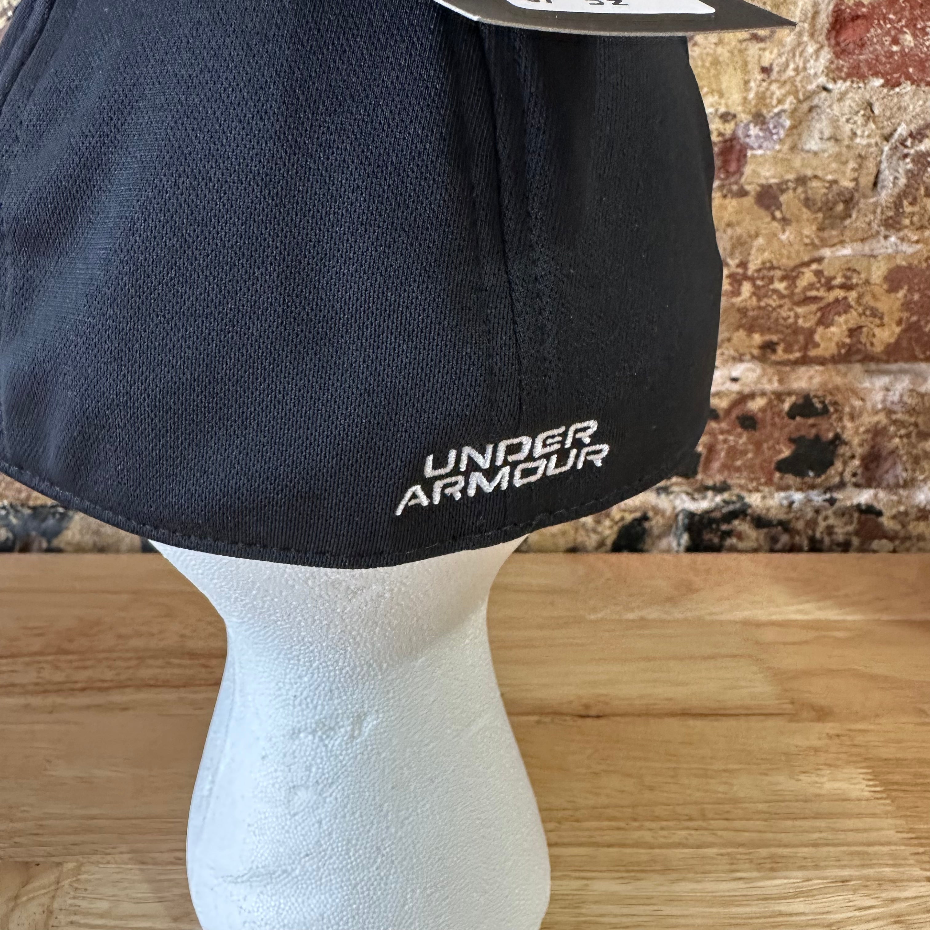 Under Armour UA Men's Black w/White logo Classic Fit L/XL Cap Hat NWT