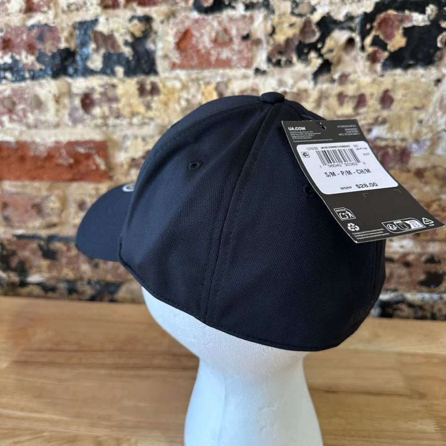 Under Armour UA Men's Black w/black logo Classic Fit S/M Cap Hat NWT