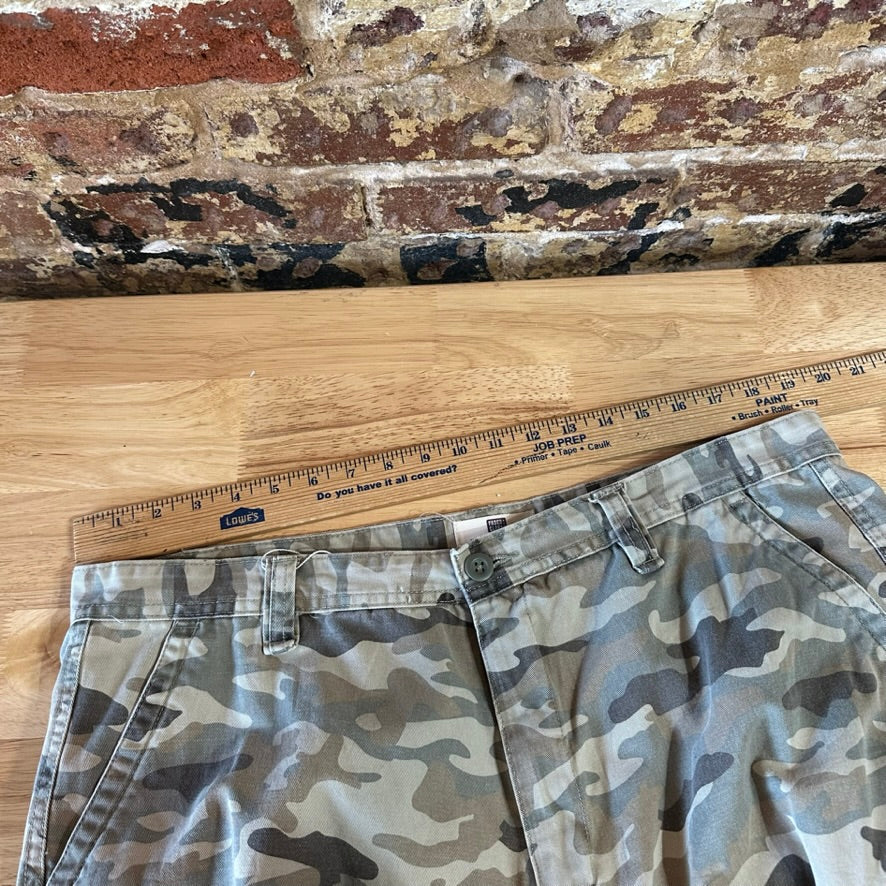 Faded Glory Camo Cargo Shorts Mens 40