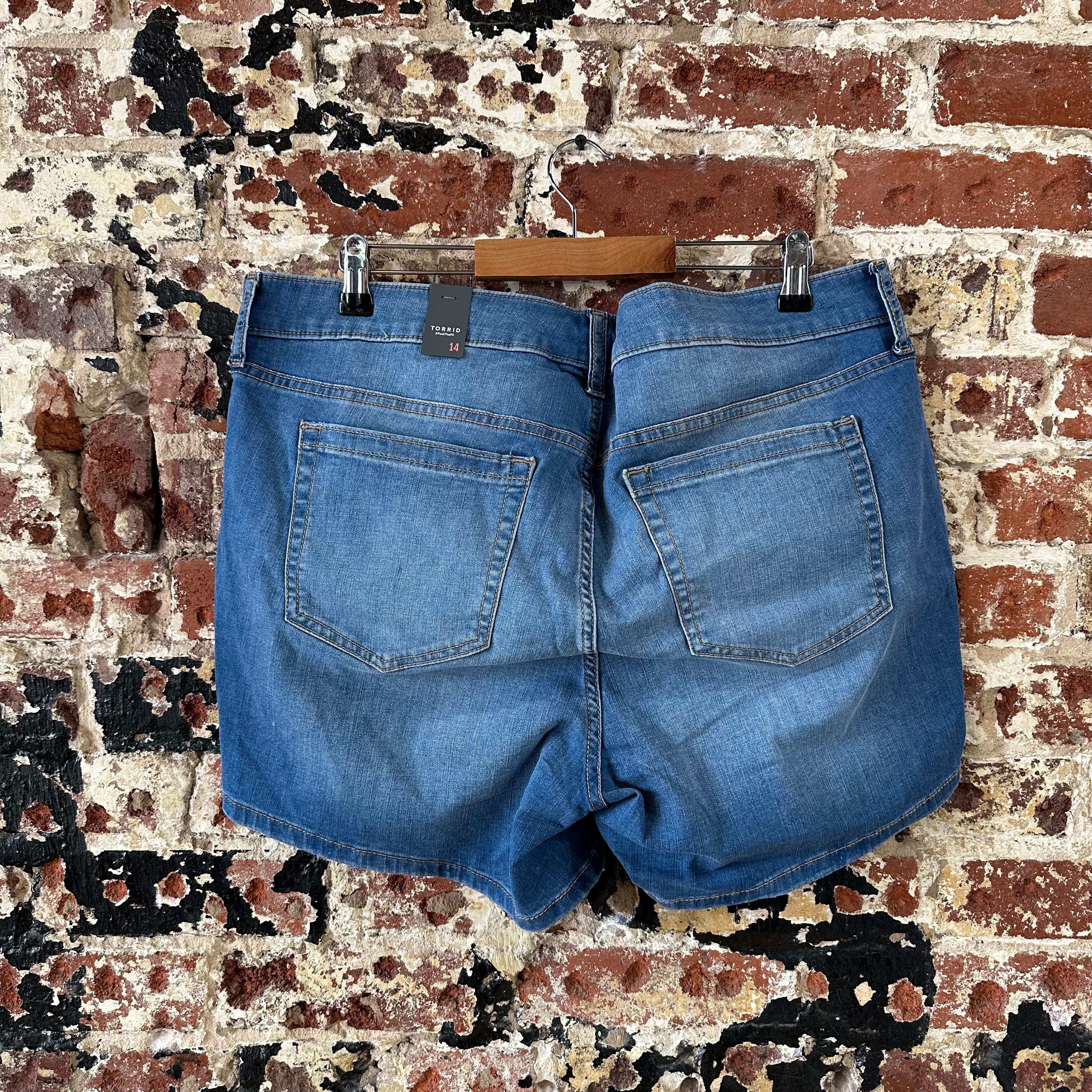 Torrid Sz 14 Denim Perfect 5" Shorts Blue Vintage Stretch NWT 38x5"
