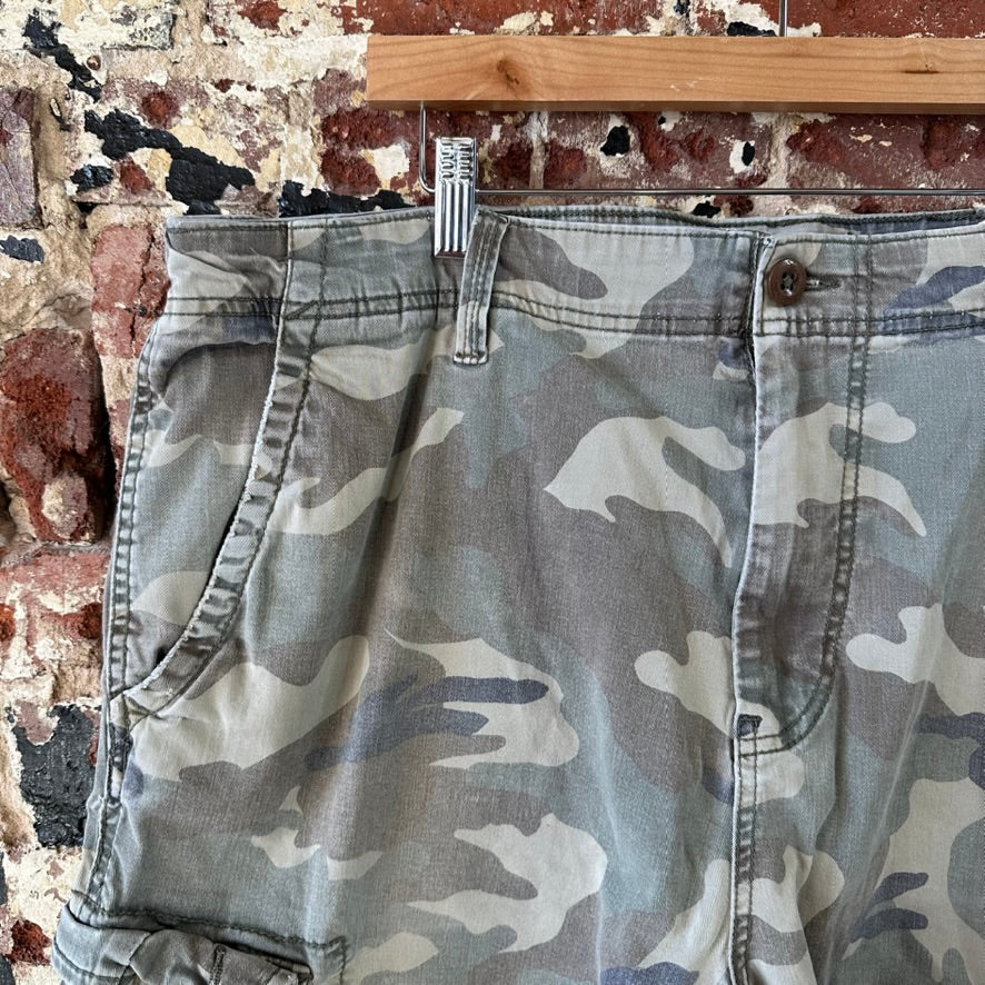 American Eagle Camo Cargo Shorts Men’s 42 Extreme Flex Army