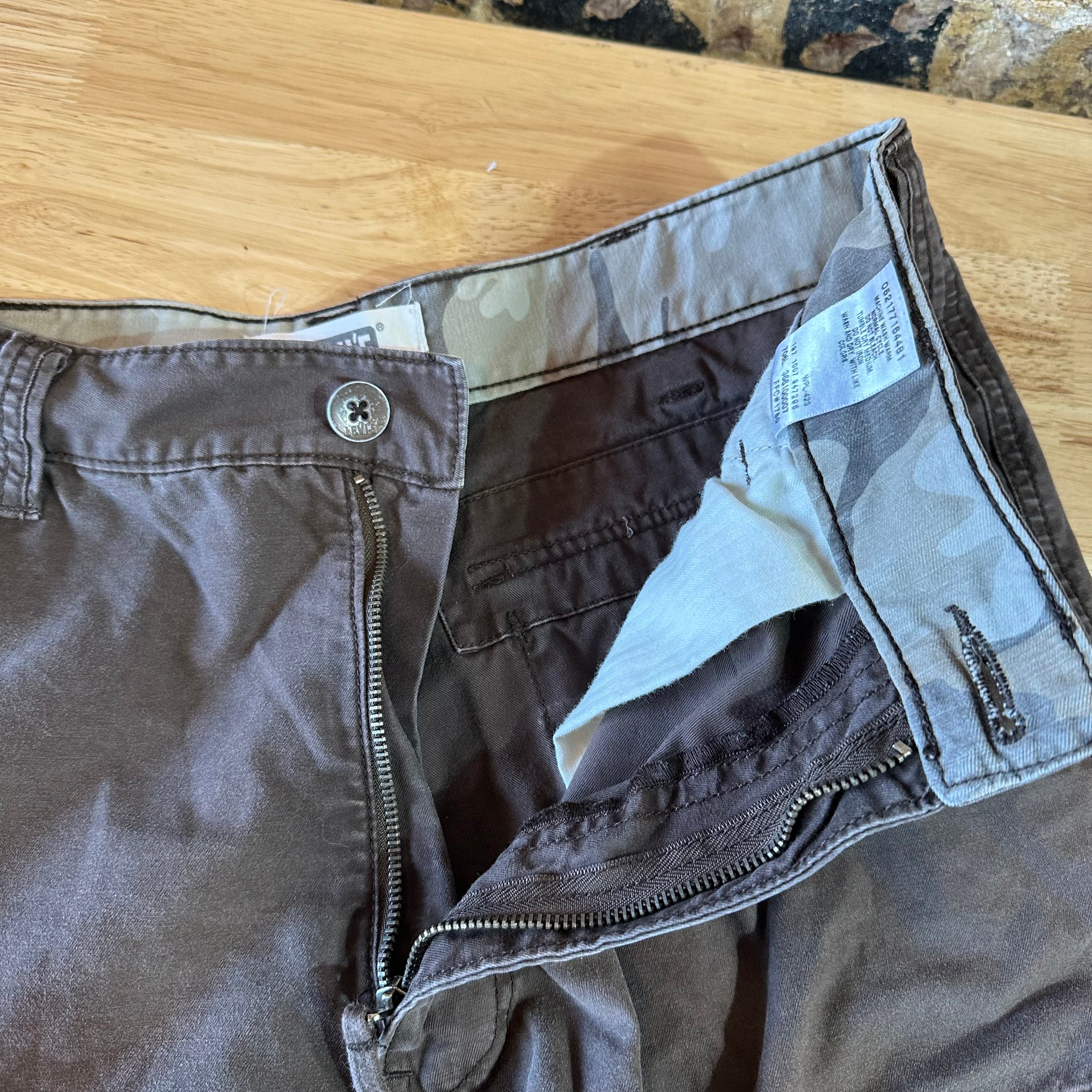 Levi's Cargo Dark Brown Shorts Mens 32