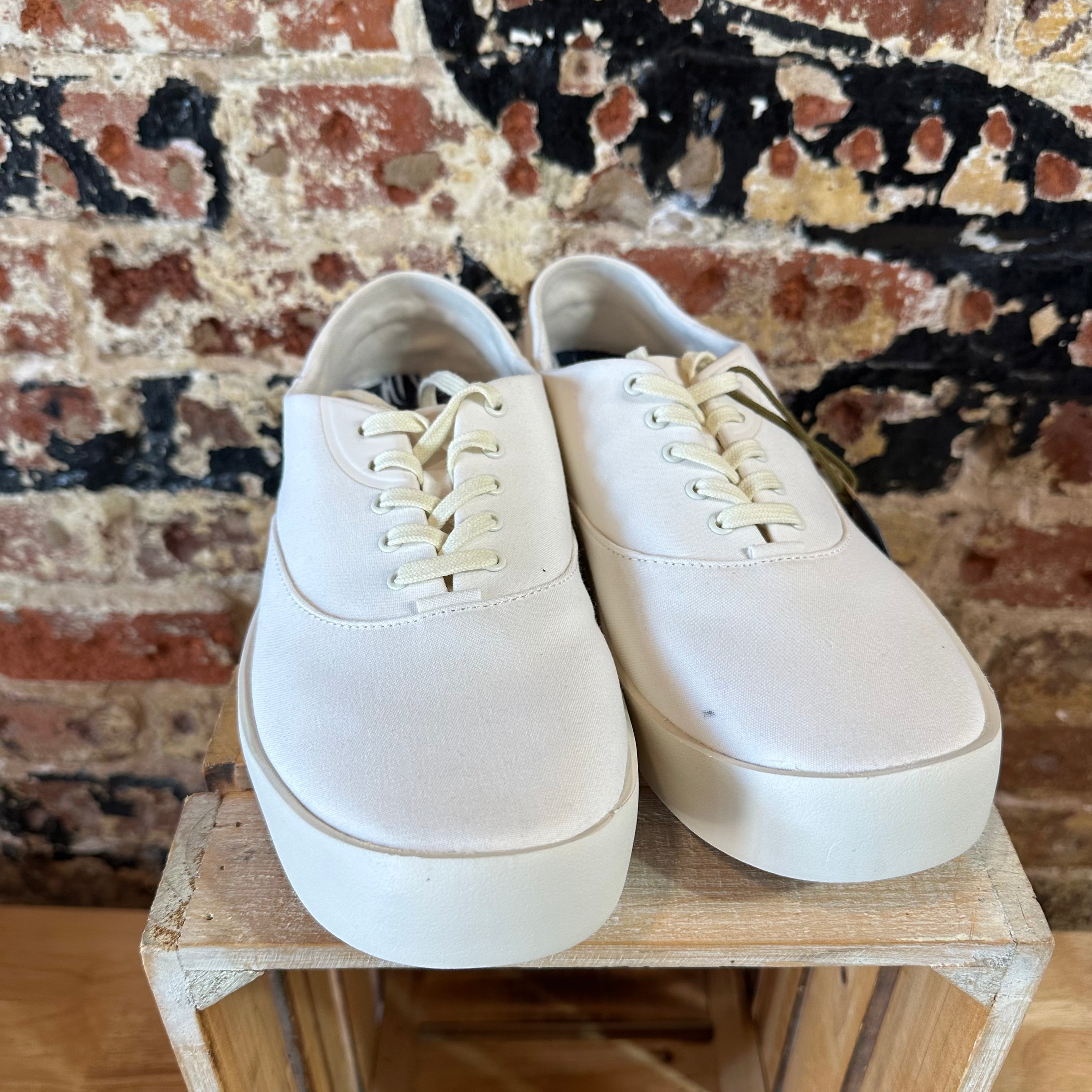 Oluaki Tradewinds Mens 10 White Shoes NEW