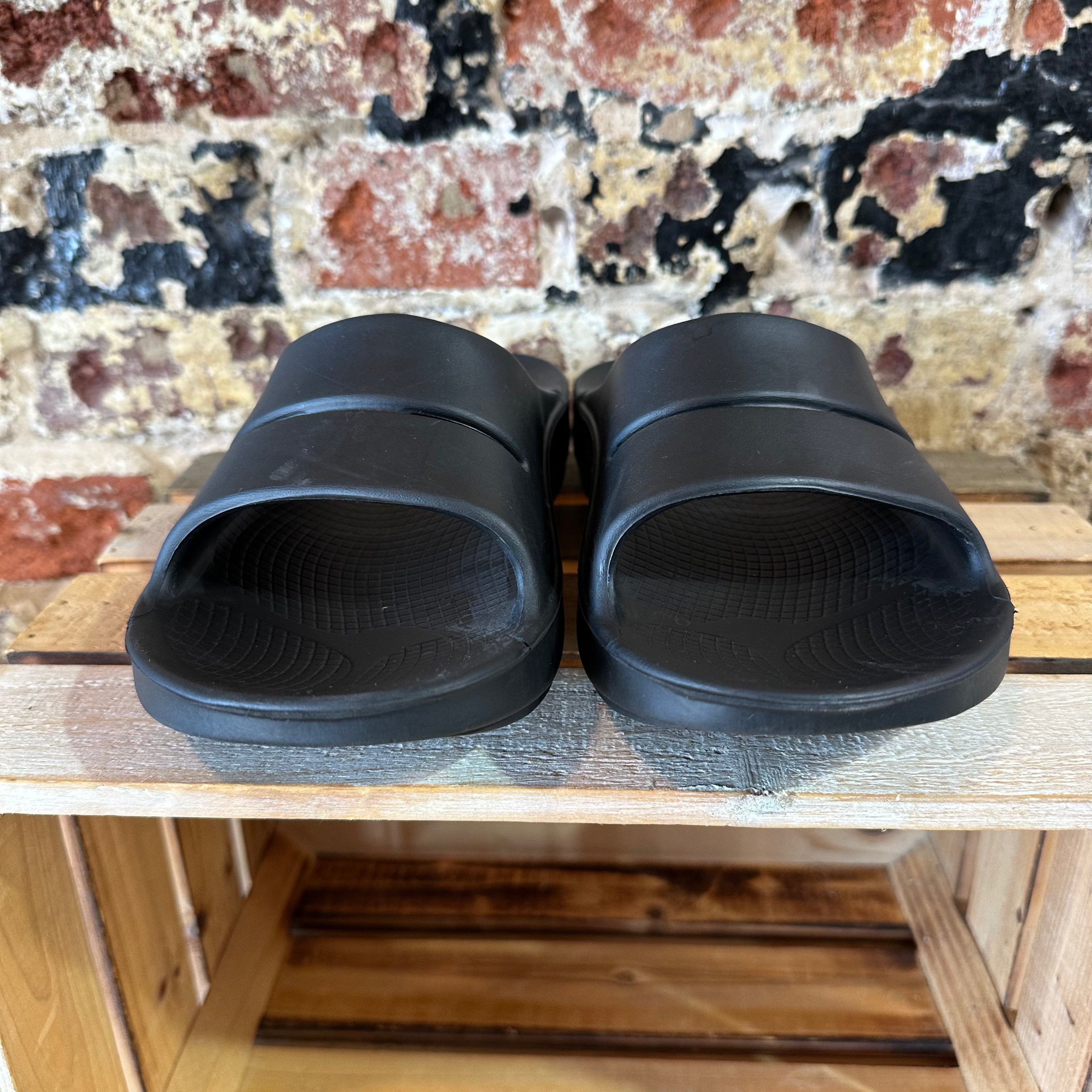 Oofos Mens 8 Womens 10 Black Sandals