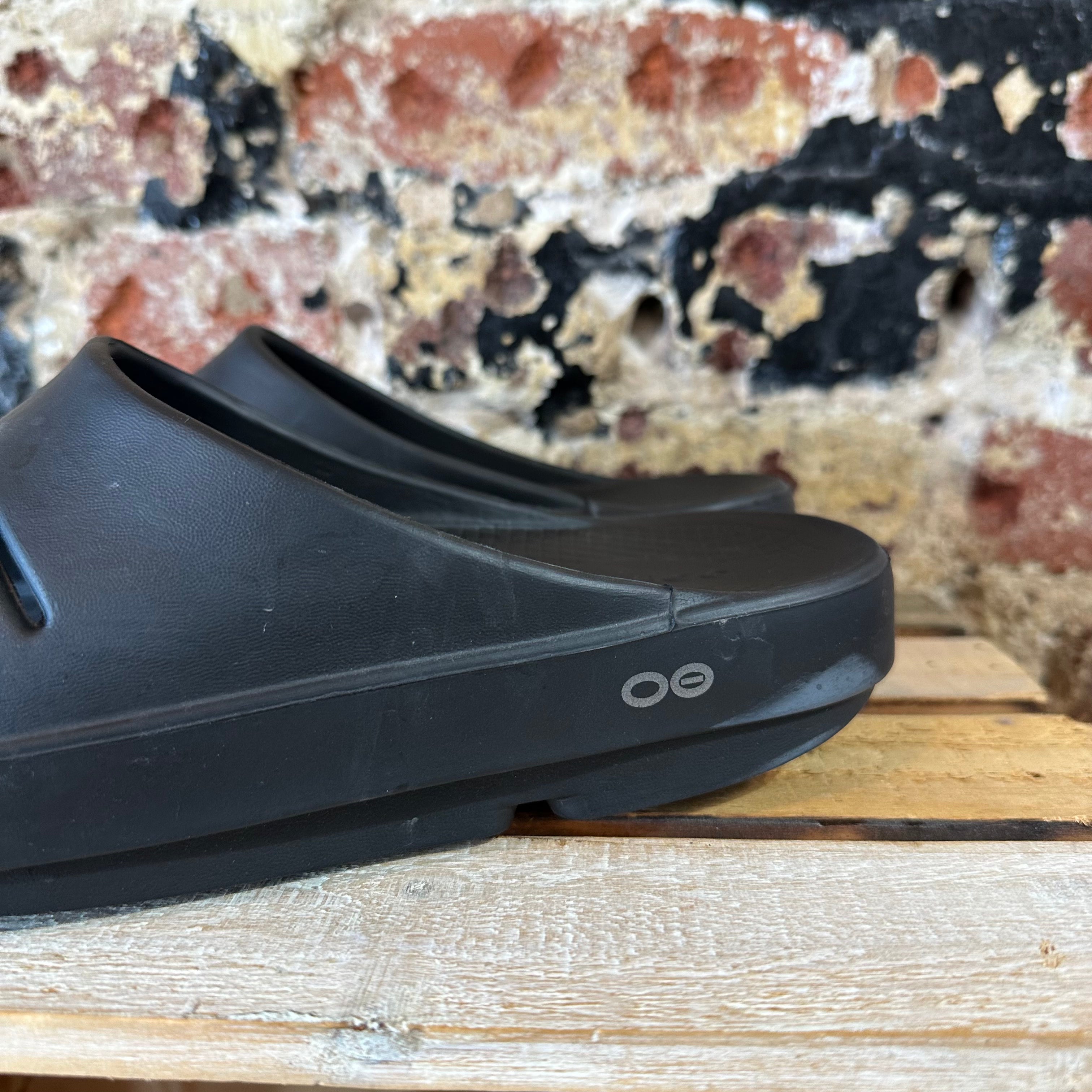 Oofos Mens 8 Womens 10 Black Sandals