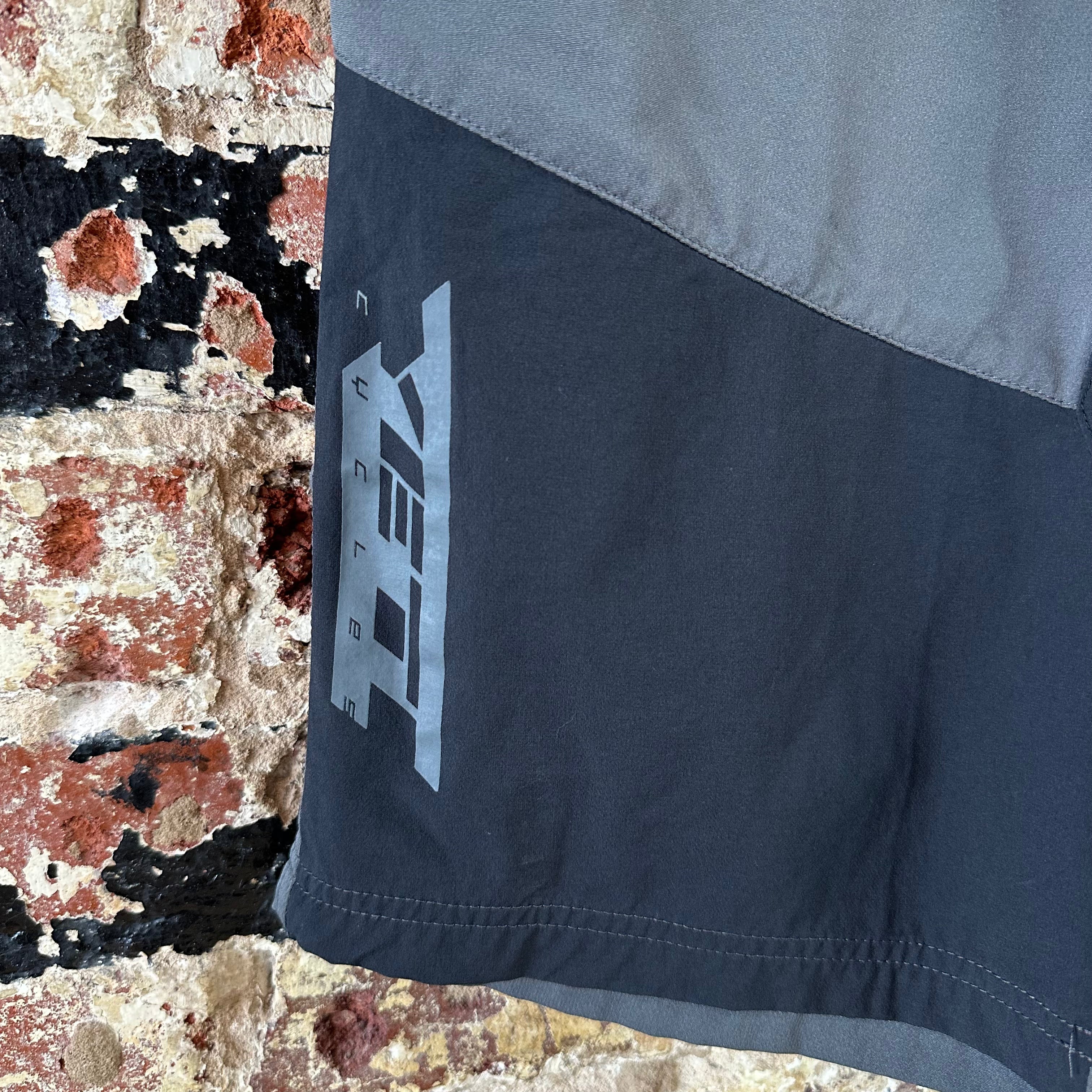 Yeti Mens Medium Cycling Shorts