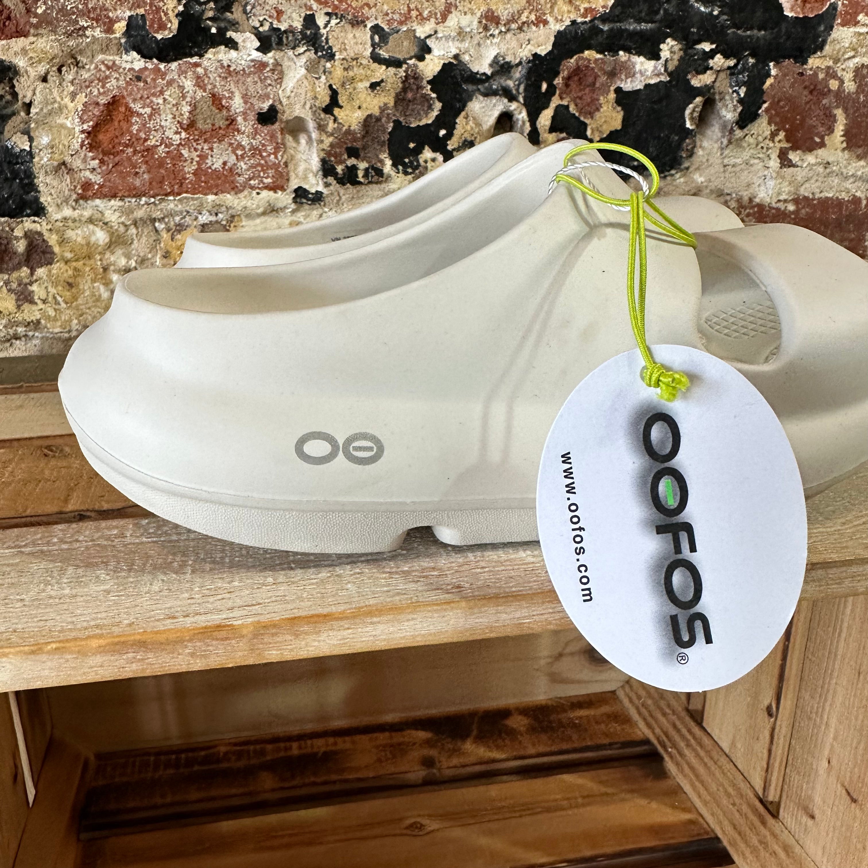 Oofos Mens 3 Womens 5 White Sandals NEW