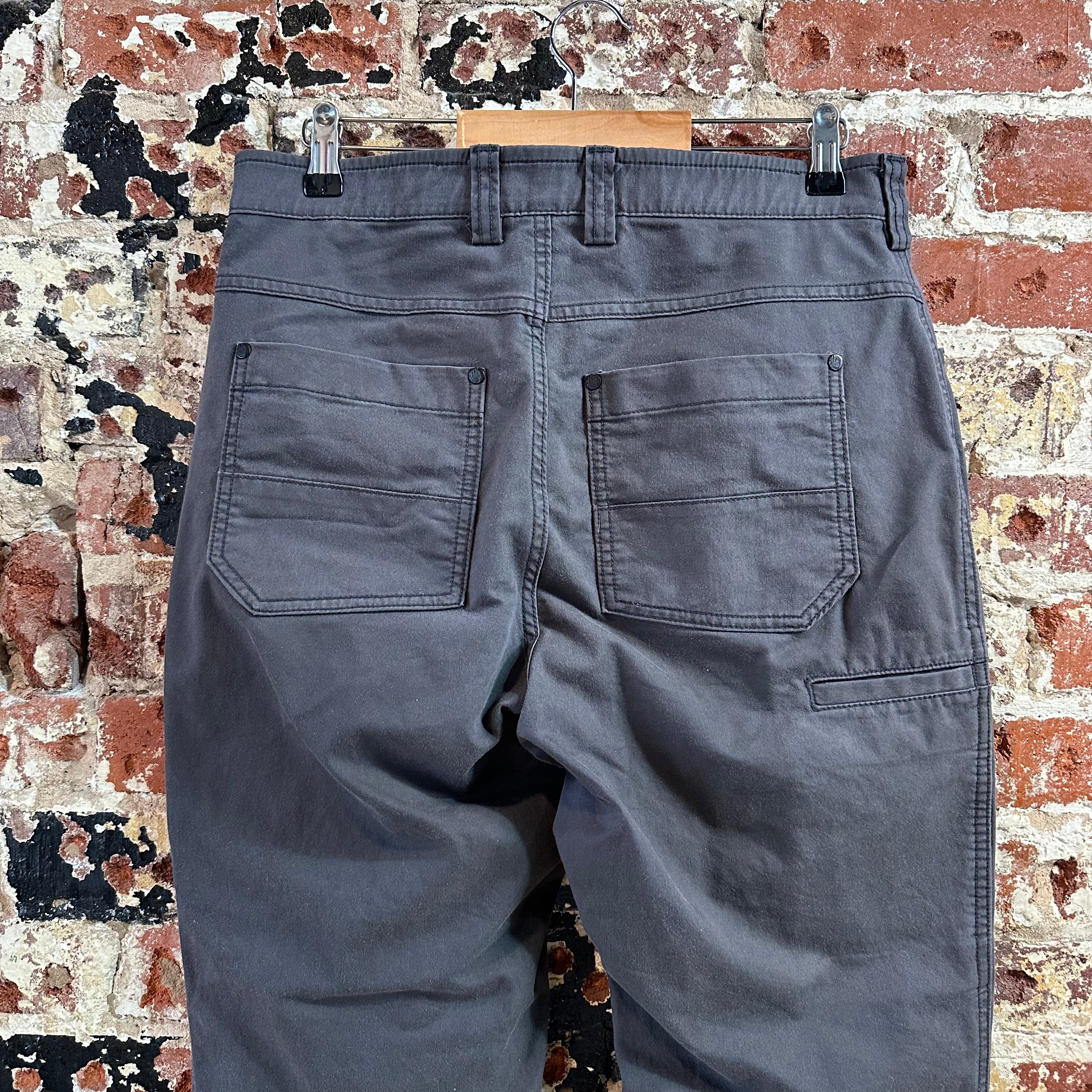 Duluth Trading Womens 8 Gray Pants