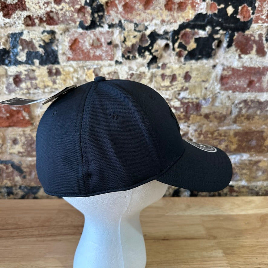 Under Armour UA Men's Black w/black logo Classic Fit M/L Cap Hat NWT