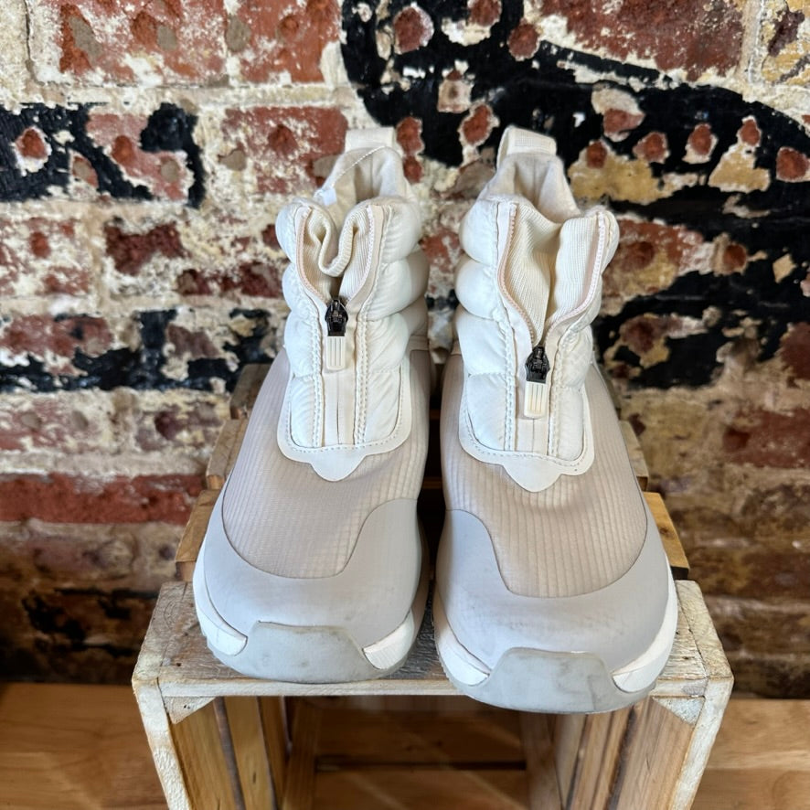 North Face Woman's 8 Cream Boots