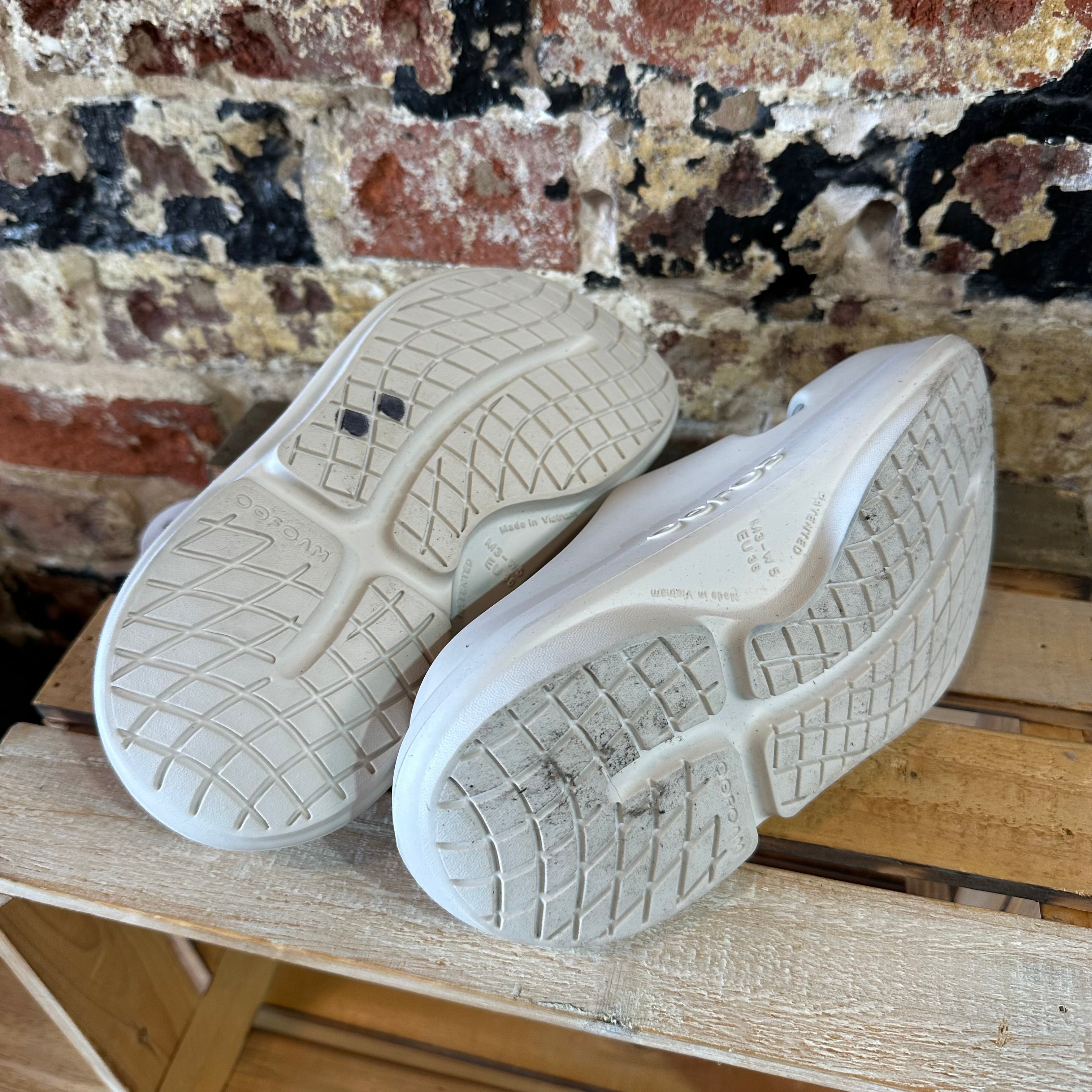 Oofos Mens 3 Womens 5 White Sandals NEW