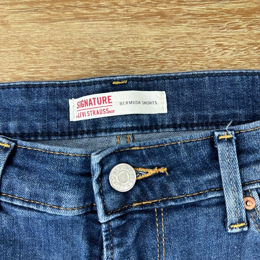 Levi's Cut Off Denim Blue Jean Shorts Womens 8/29 Distressed - 31x8"