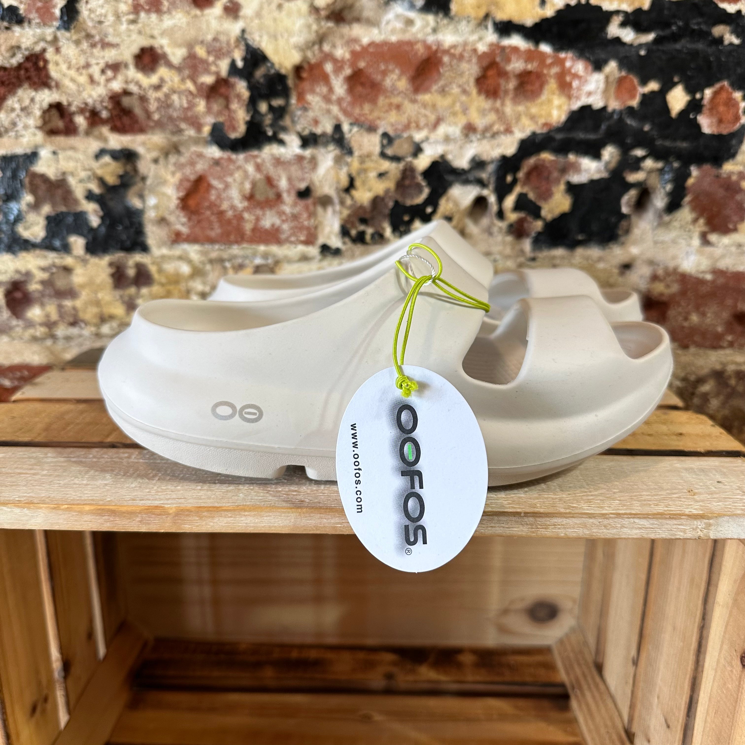 Oofos Mens 3 Womens 5 White Sandals NEW