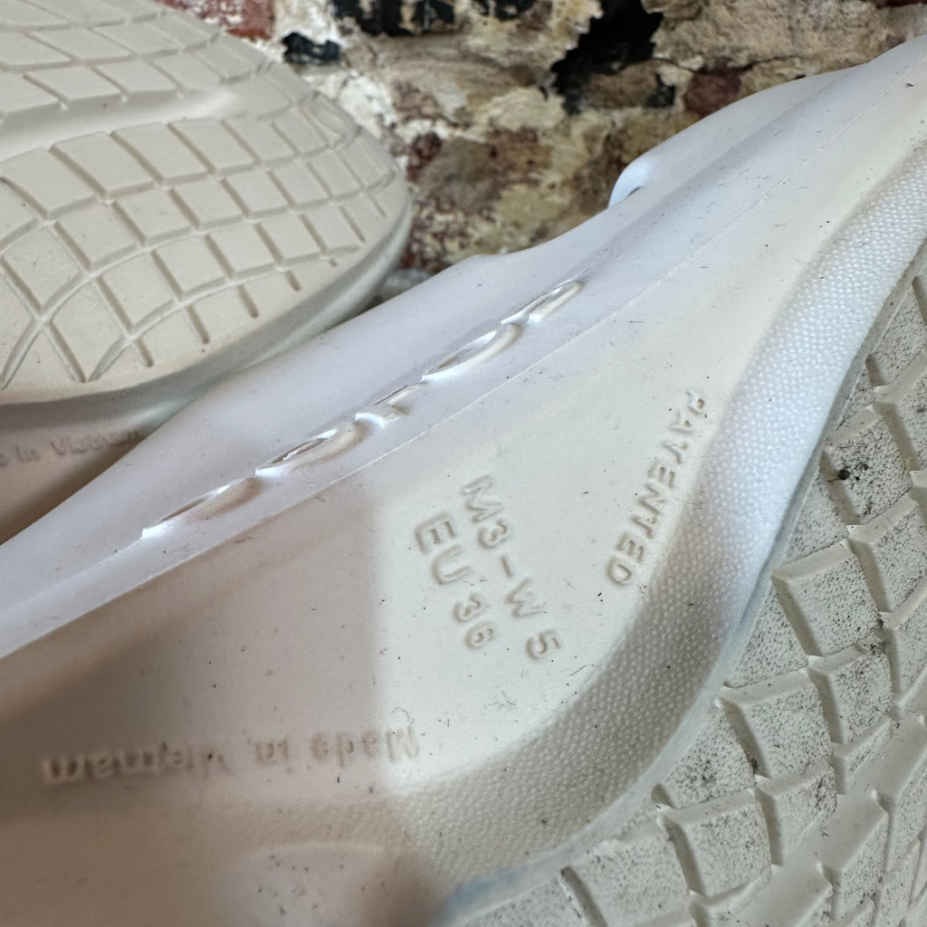 Oofos Mens 3 Womens 5 White Sandals NEW