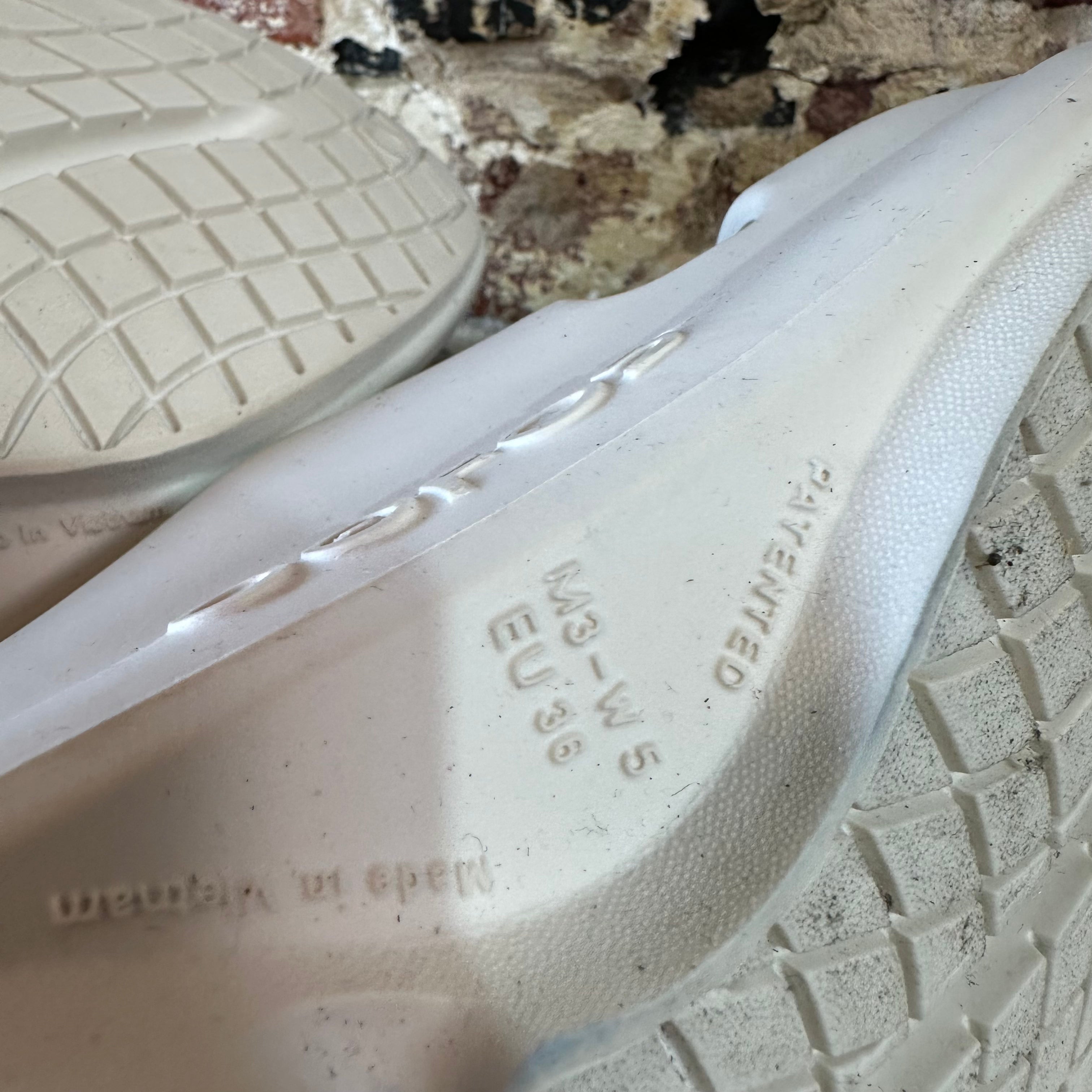 Oofos Mens 3 Womens 5 White Sandals NEW