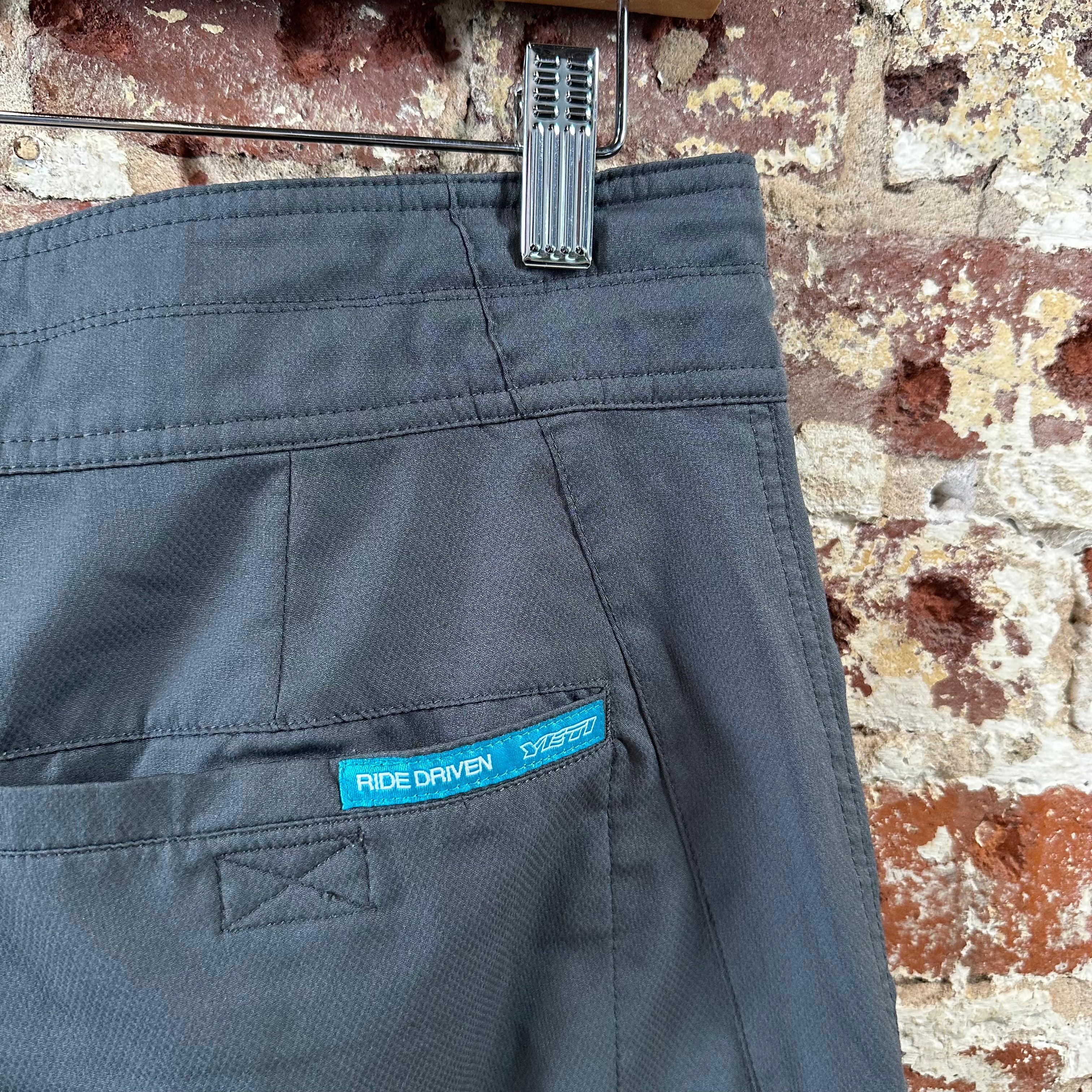 Yeti Mens Medium Cycling Shorts