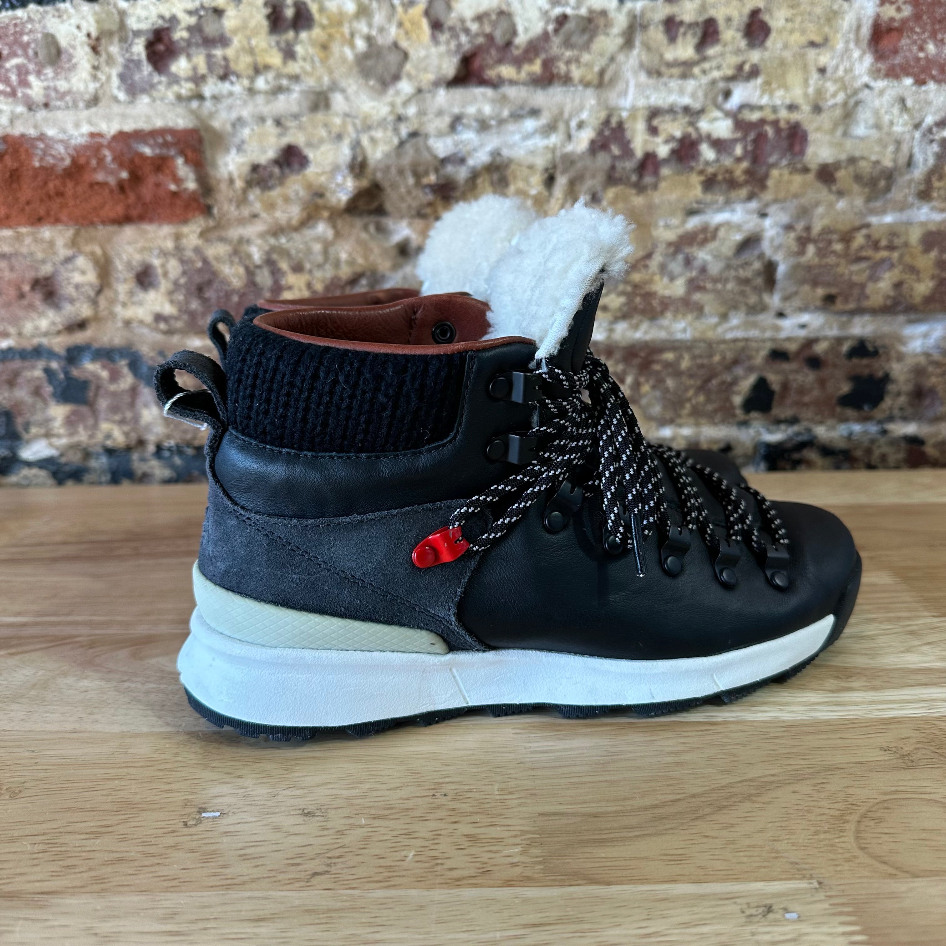 NIKE ASTORIA PRM NSW Black Anthracite WOMENS SIZE 7 Snow Winter