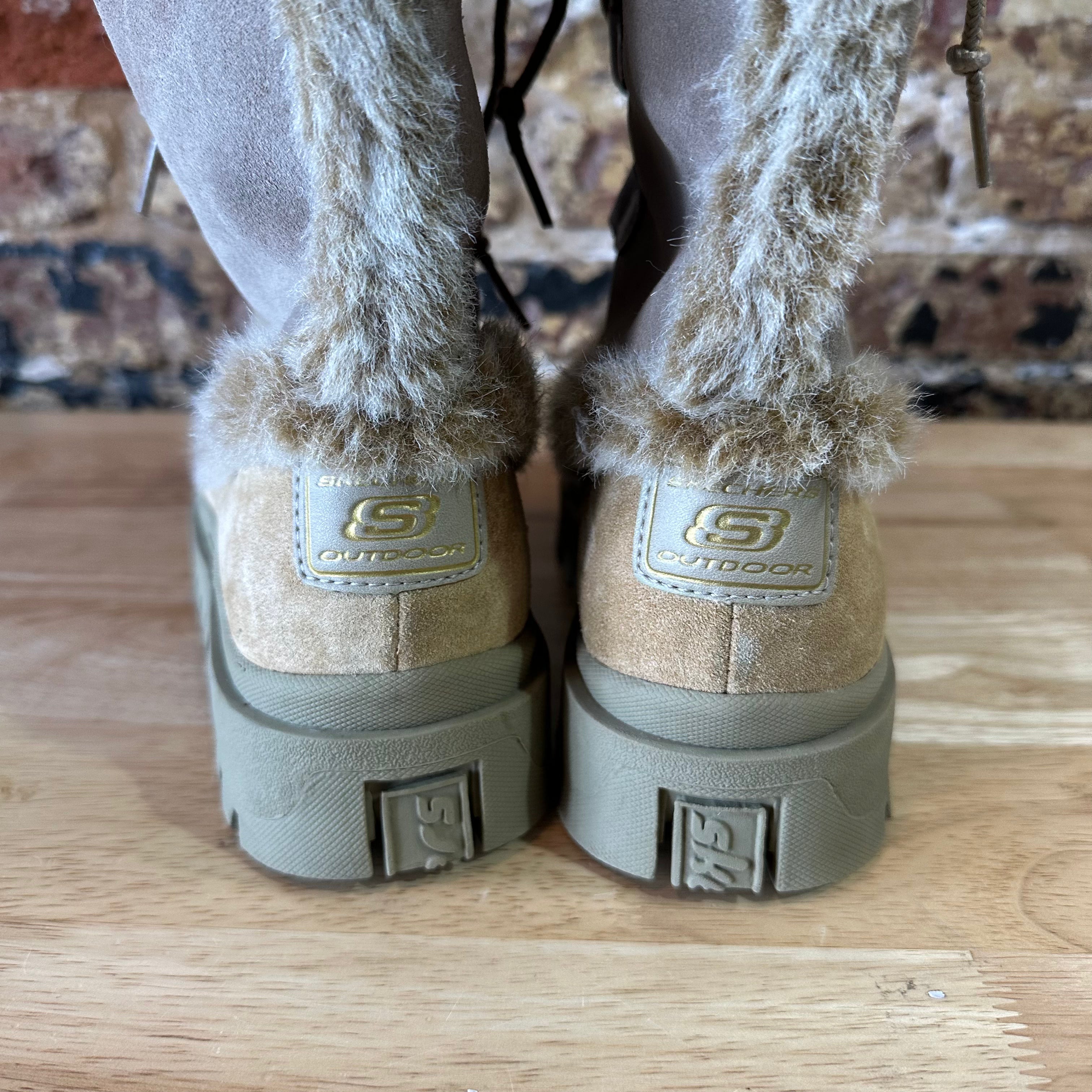Vintage Y2K Skechers Outdoor 10 Frolic Suede Winter boots Faux Fur Lined Suede