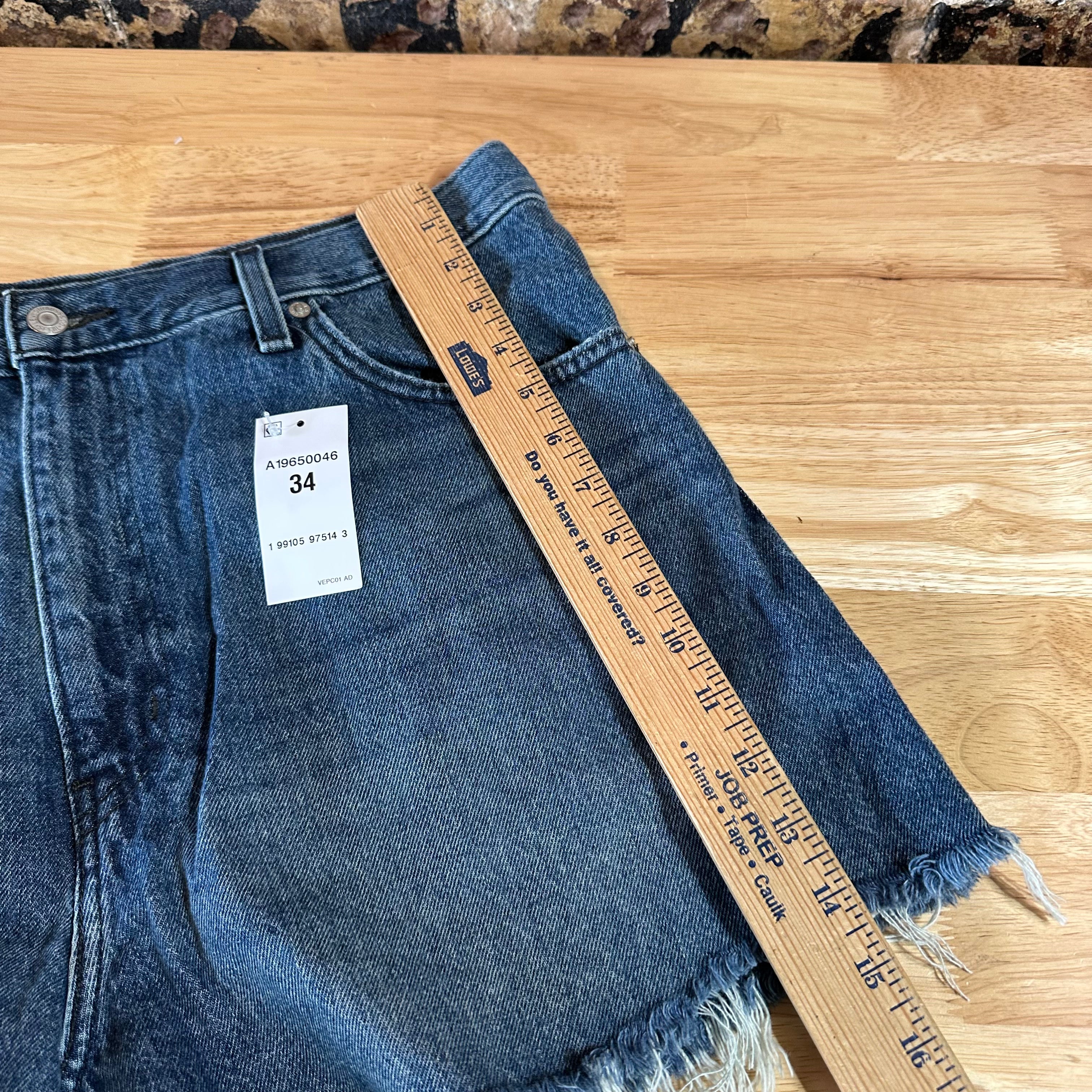 Levi's Jean Shorts Womens 34 NEW