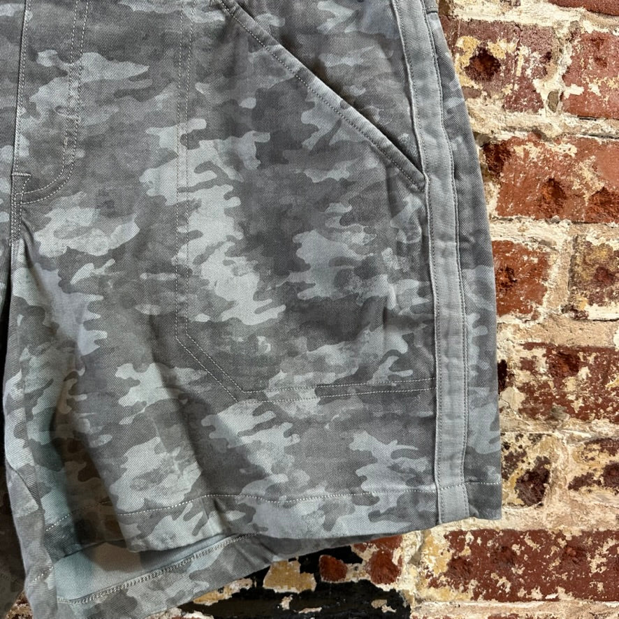 Spanx Women's Camo Utility Shorts Gray Size XL High Rise Pull On