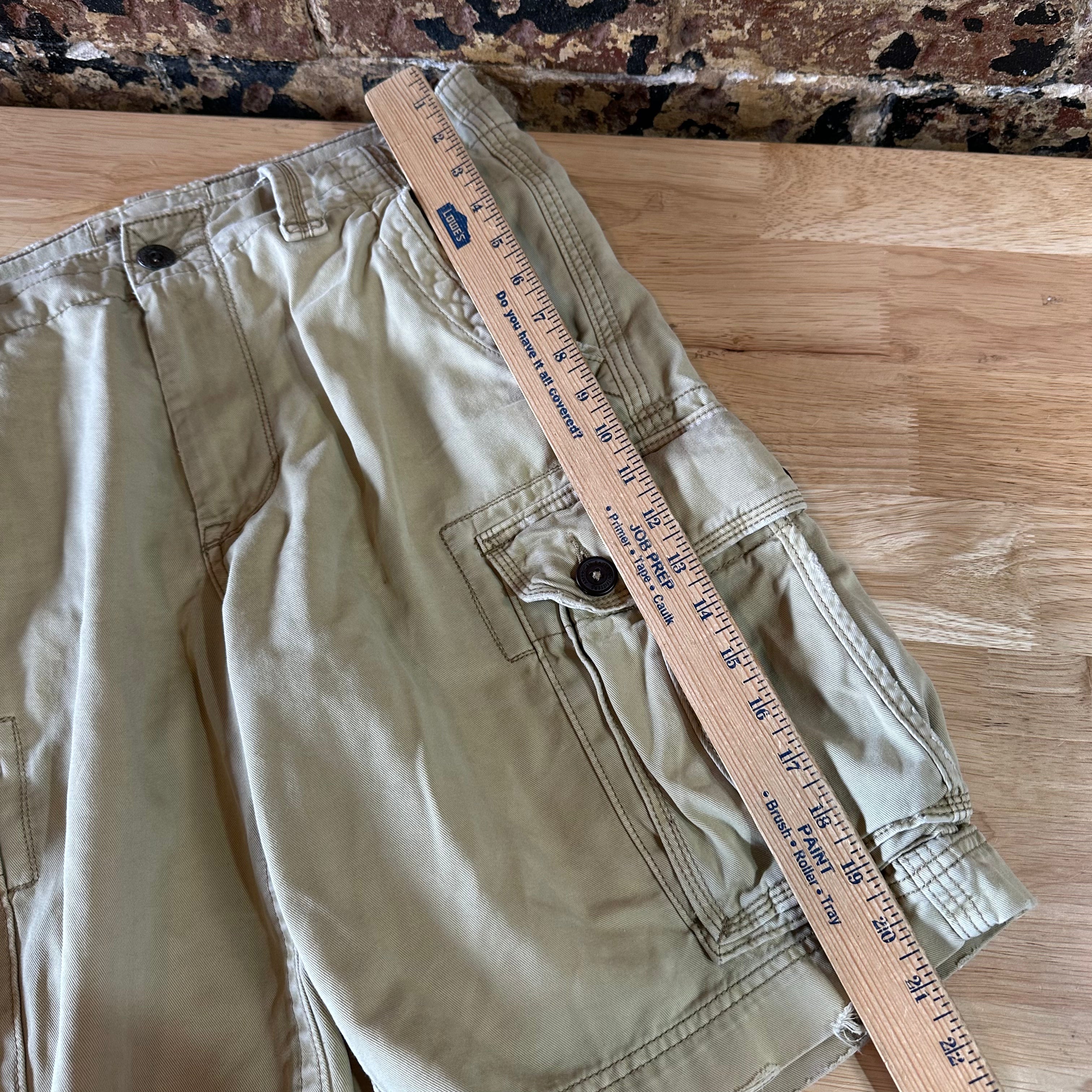 American Eagle Outfitters Classic Length Cargo Shorts Mens 32 Tan 11" inseam