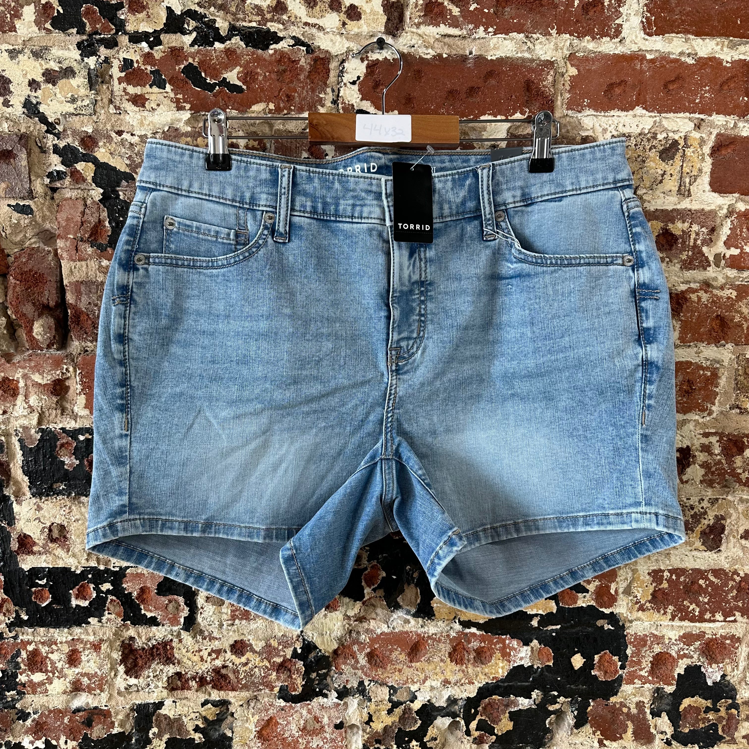 Torrid Sz 14 Denim Perfect 5" Shorts Blue Mid Rise NWT 37x5"
