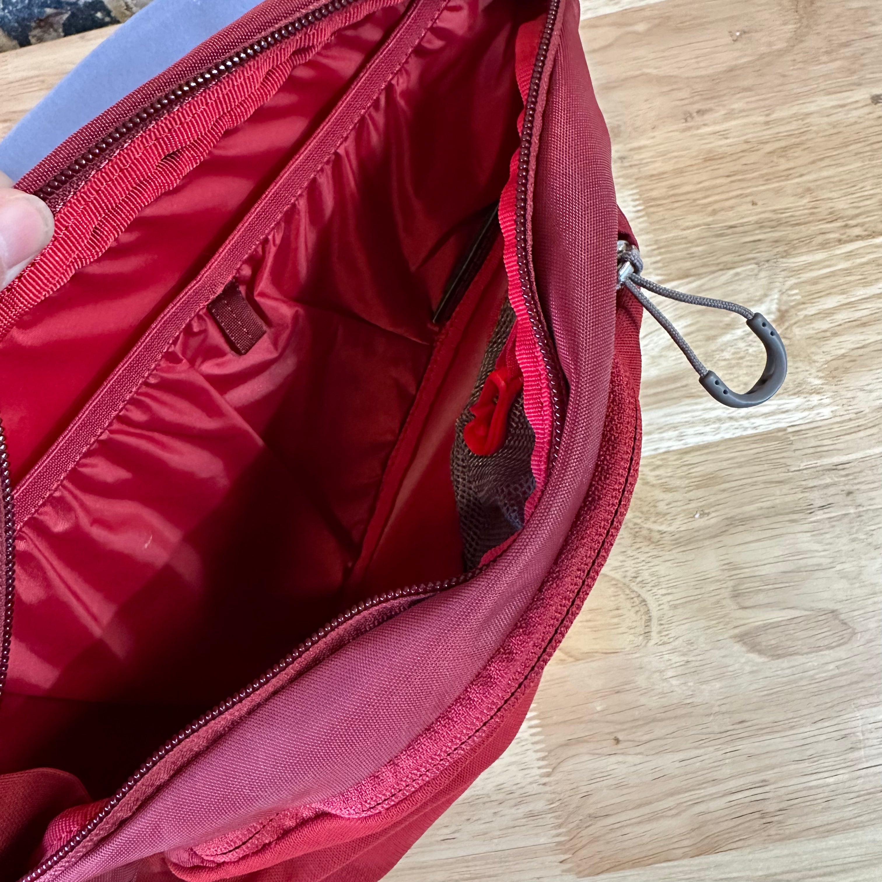 Osprey Daylite Sling Bag Crossbody Travel Sport Shoulder Backpack Red