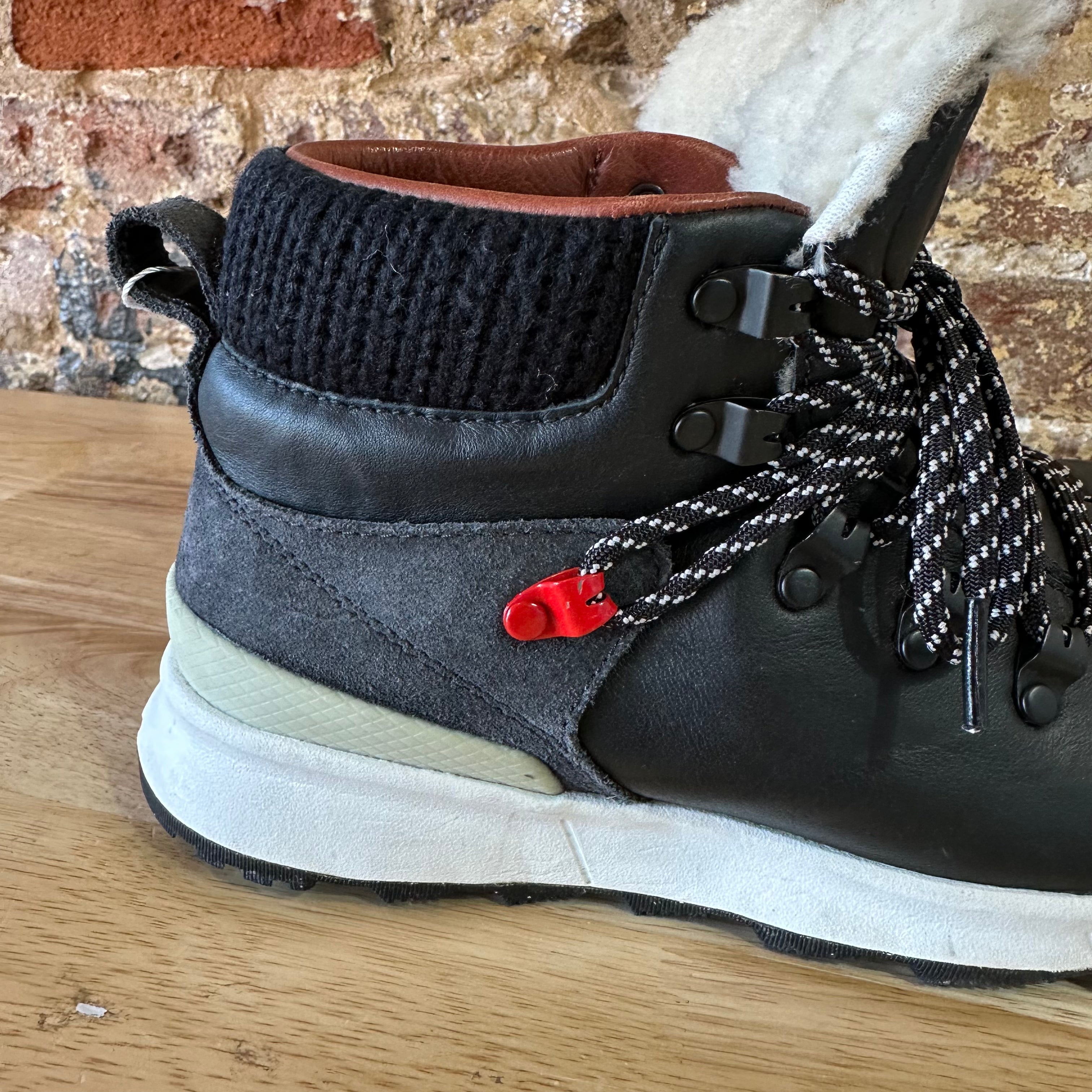 NIKE ASTORIA PRM NSW Black Anthracite WOMENS SIZE 7 Snow Winter