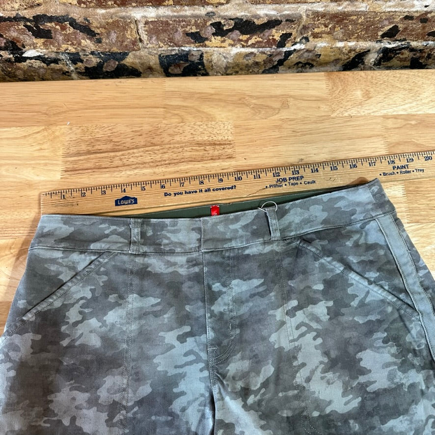Spanx Women's Camo Utility Shorts Gray Size XL High Rise Pull On