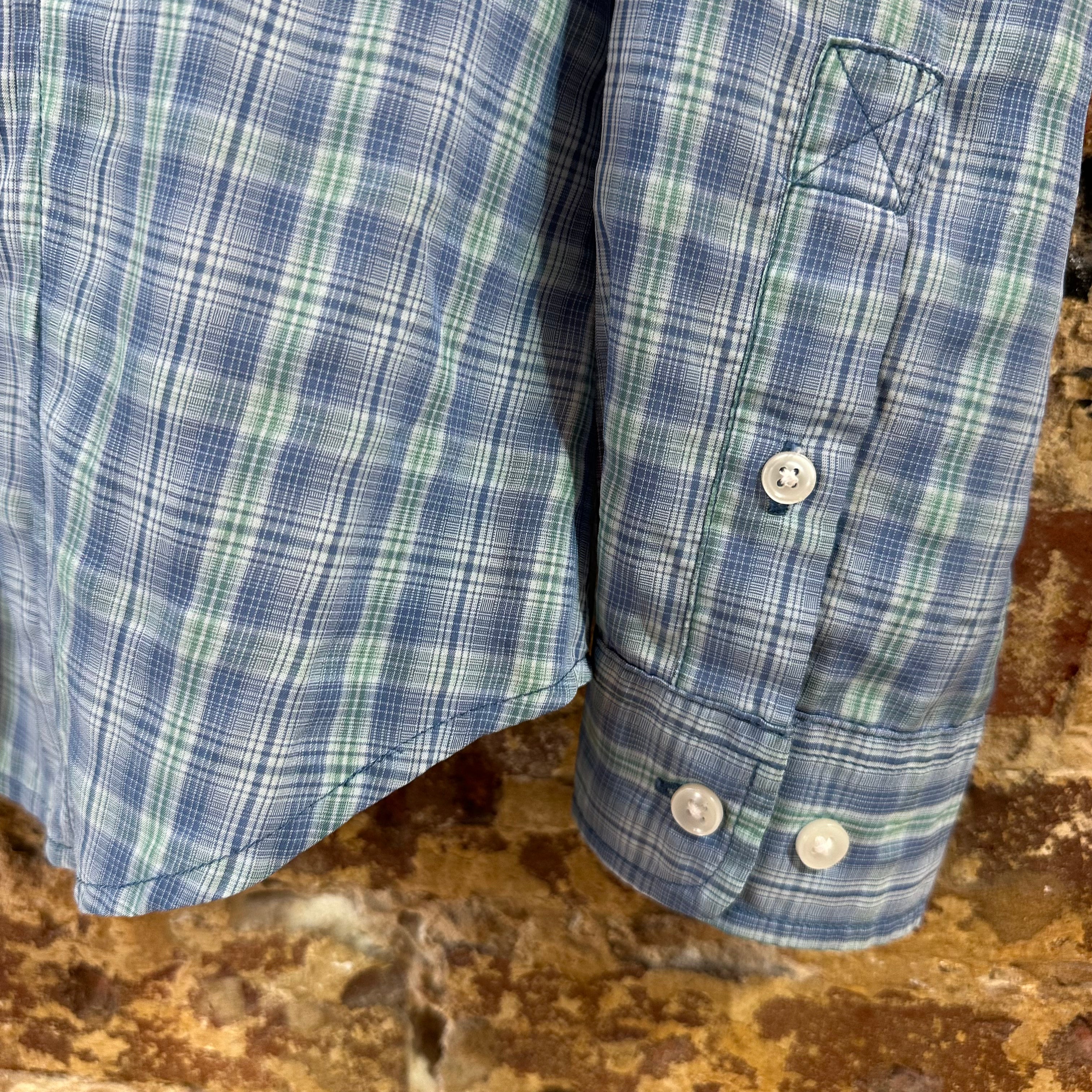 Duluth Trading Womens Medium Button Up Shirt Blue Plaid Long sleeve vented