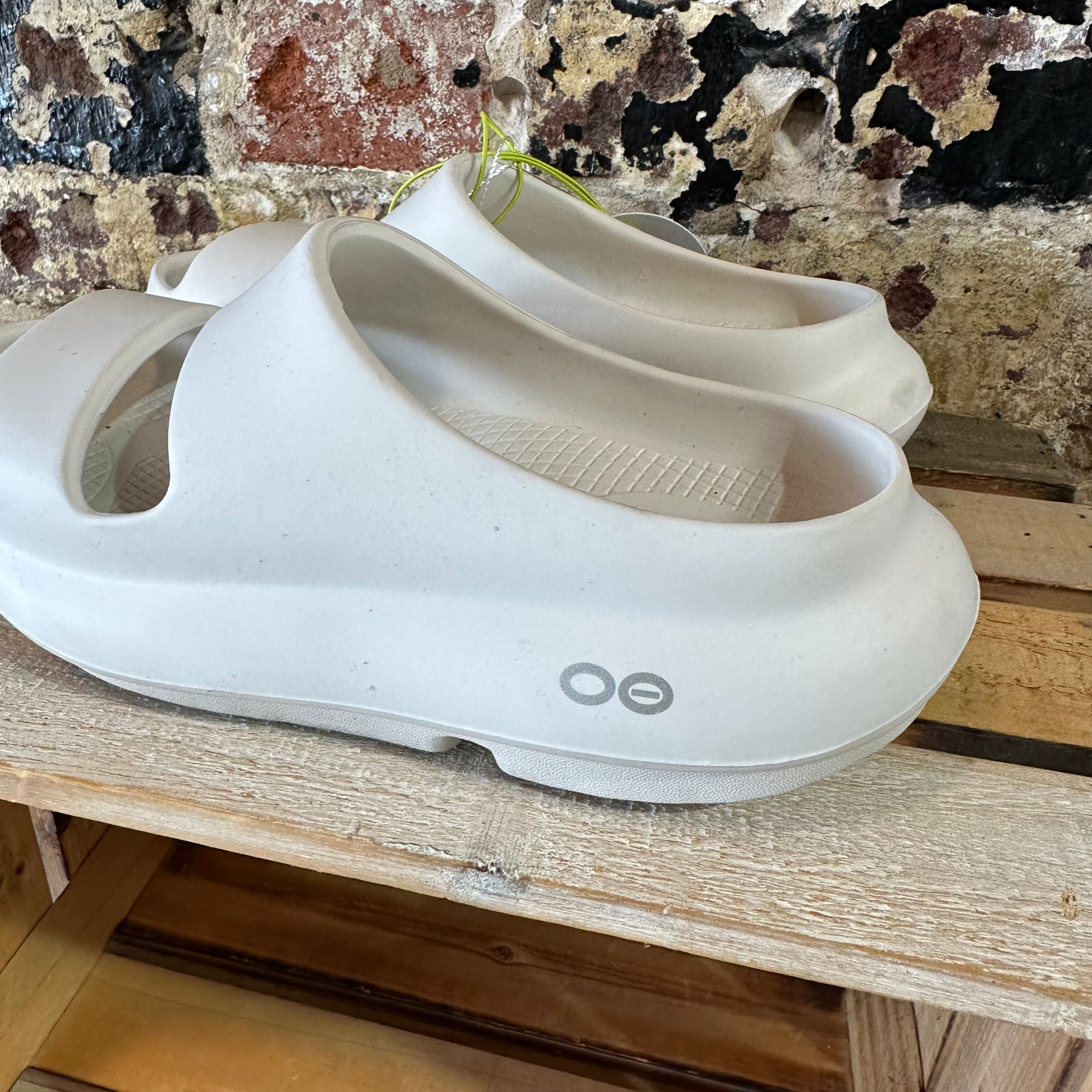 Oofos Mens 3 Womens 5 White Sandals NEW