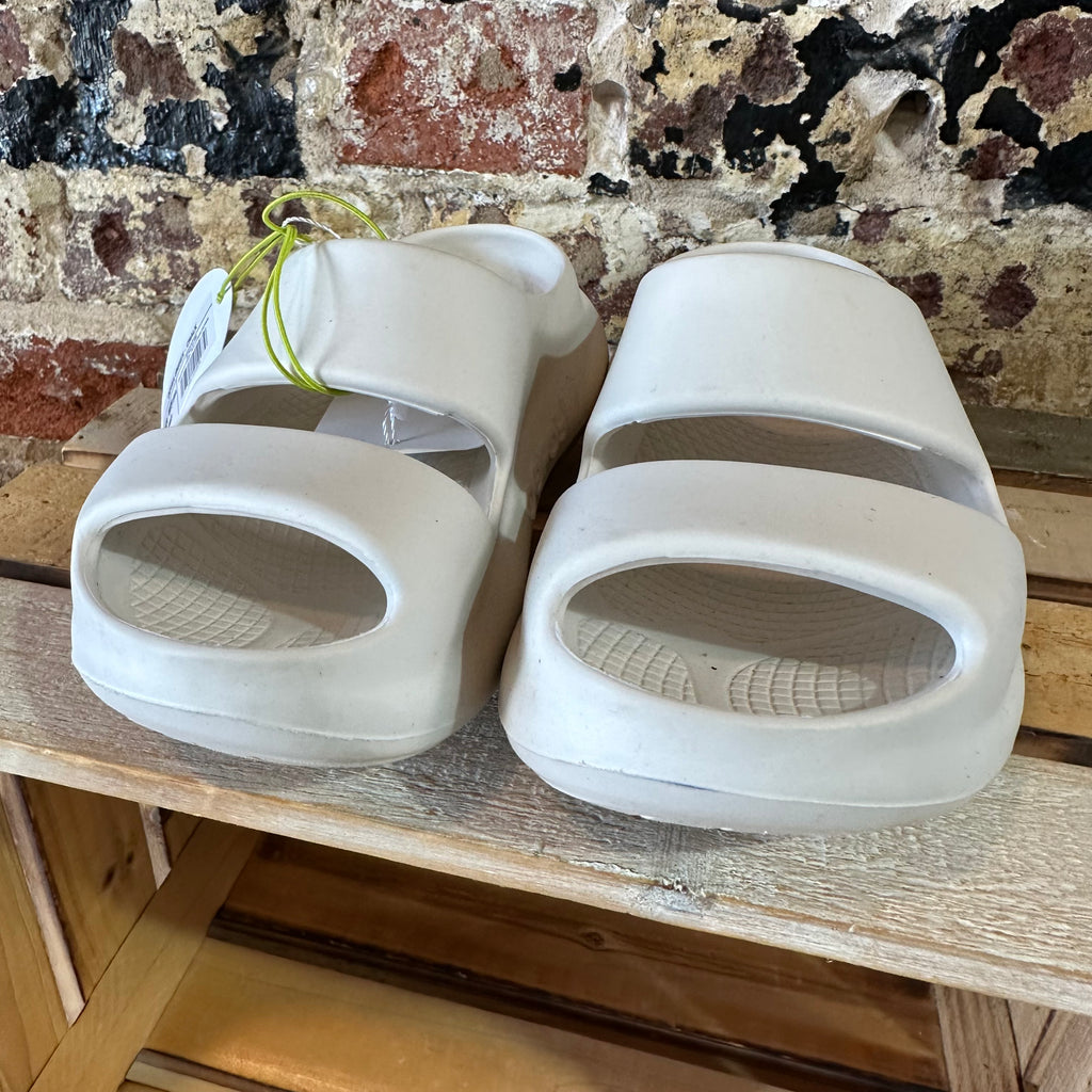 Oofos Mens 3 Womens 5 White Sandals NEW