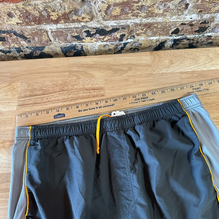 The North Face Shorts Men's Size XL Gray 37x8.5" Casual Gym