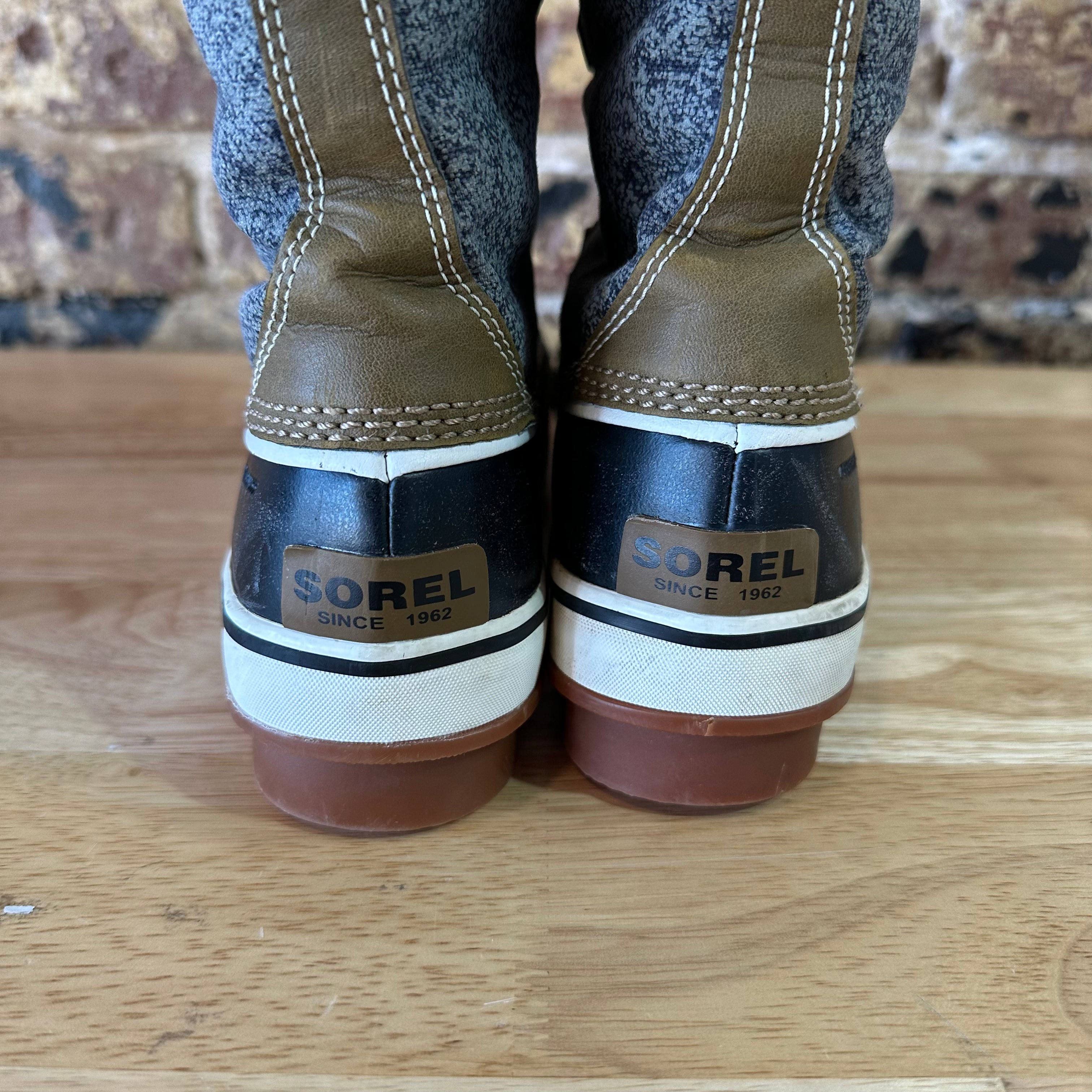 Sorel Tivoli High ll Snow Boots Woman's Winter Boot Grey Black Size 6