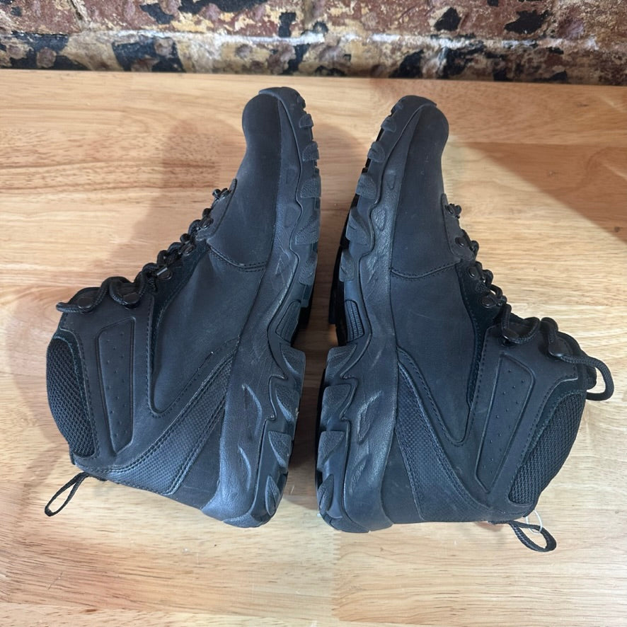 Columbia Mens 10.5 Black Hiking Boots