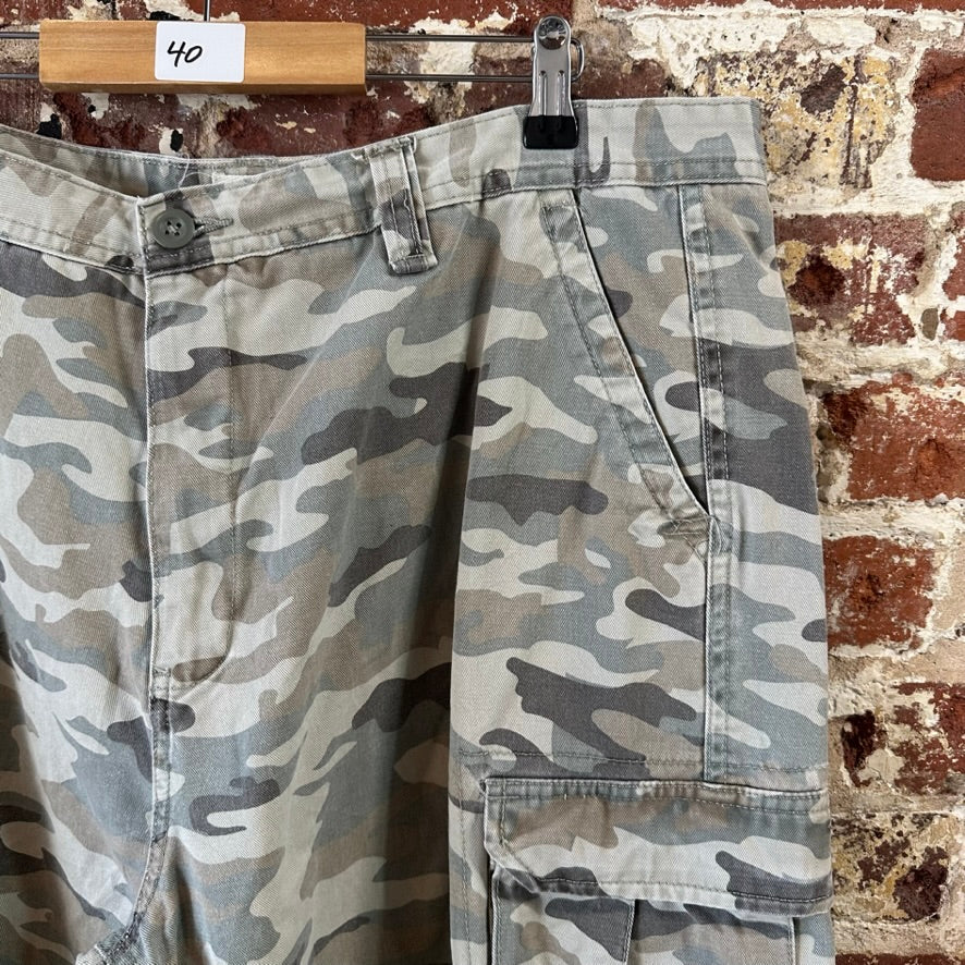 Faded Glory Camo Cargo Shorts Mens 40