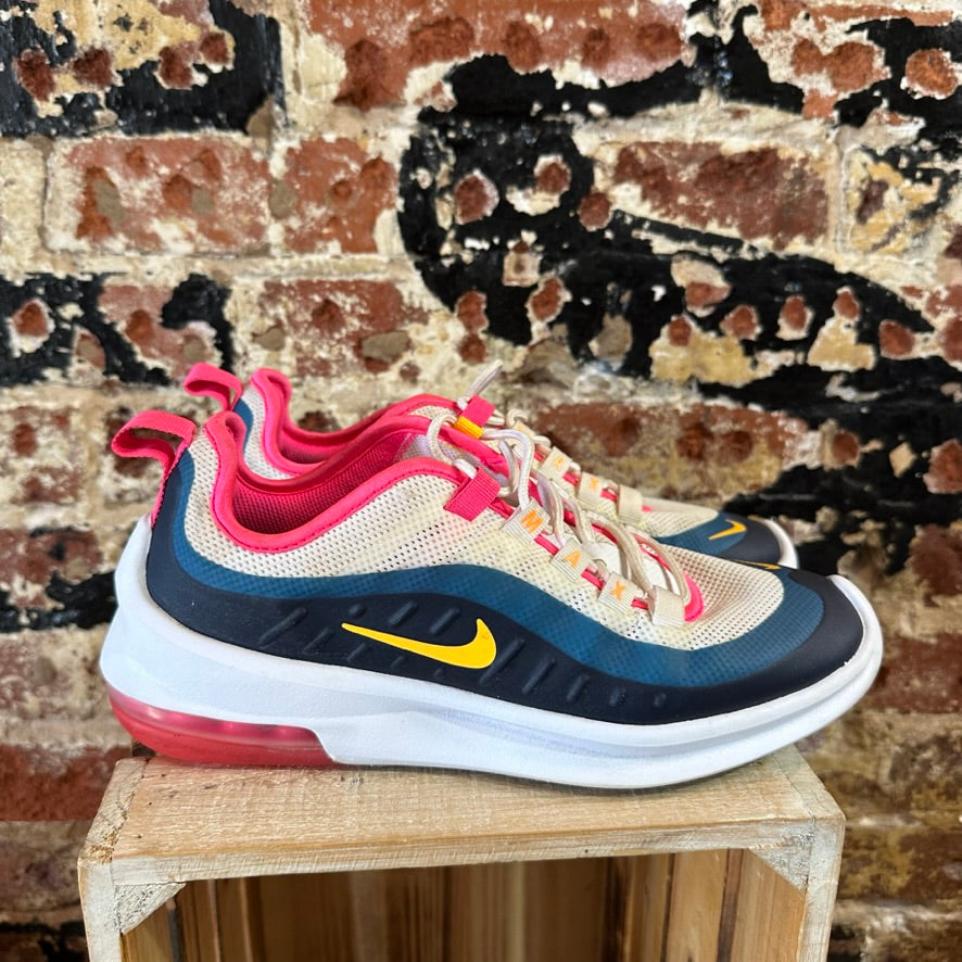 Nike Womens 8.5 Shoes