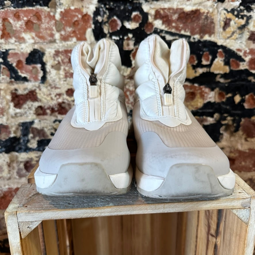 North Face Woman's 8 Cream Boots