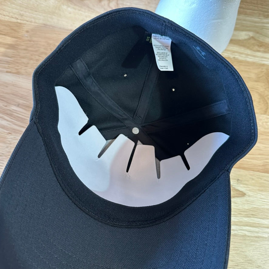 Under Armour UA Men's Black w/black logo Classic Fit S/M Cap Hat NWT