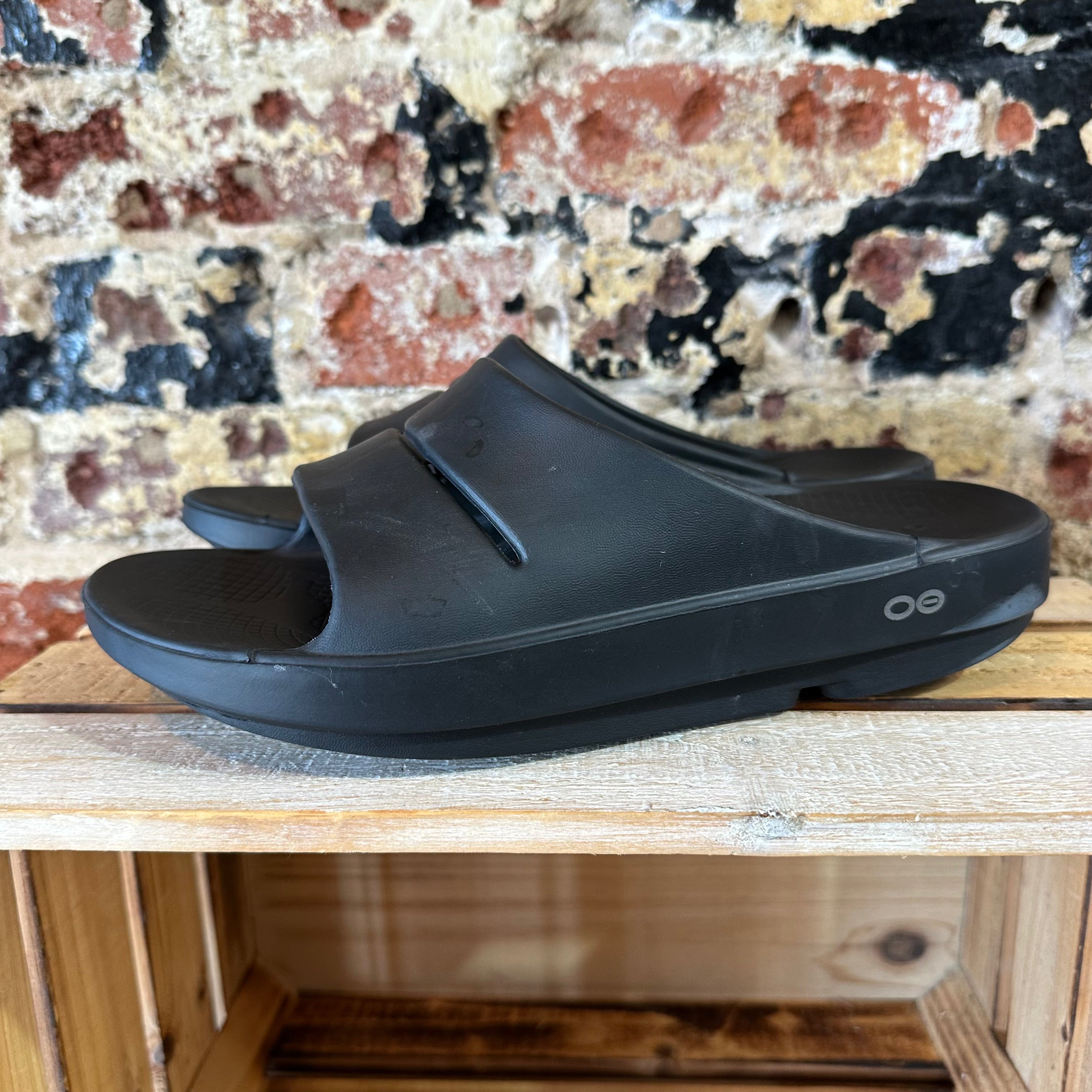 Oofos Mens 8 Womens 10 Black Sandals