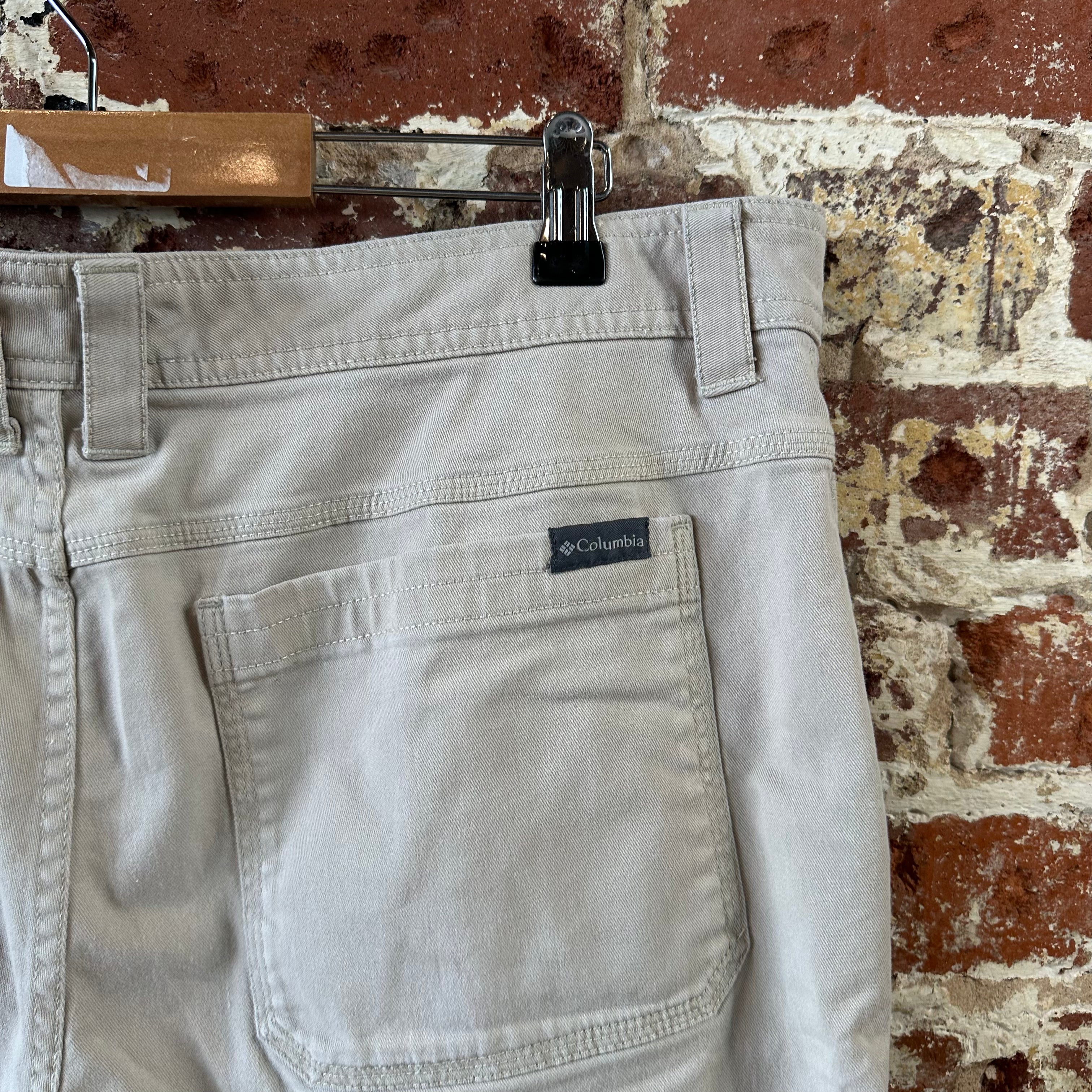 Columbia Mens 34 Tan Shorts