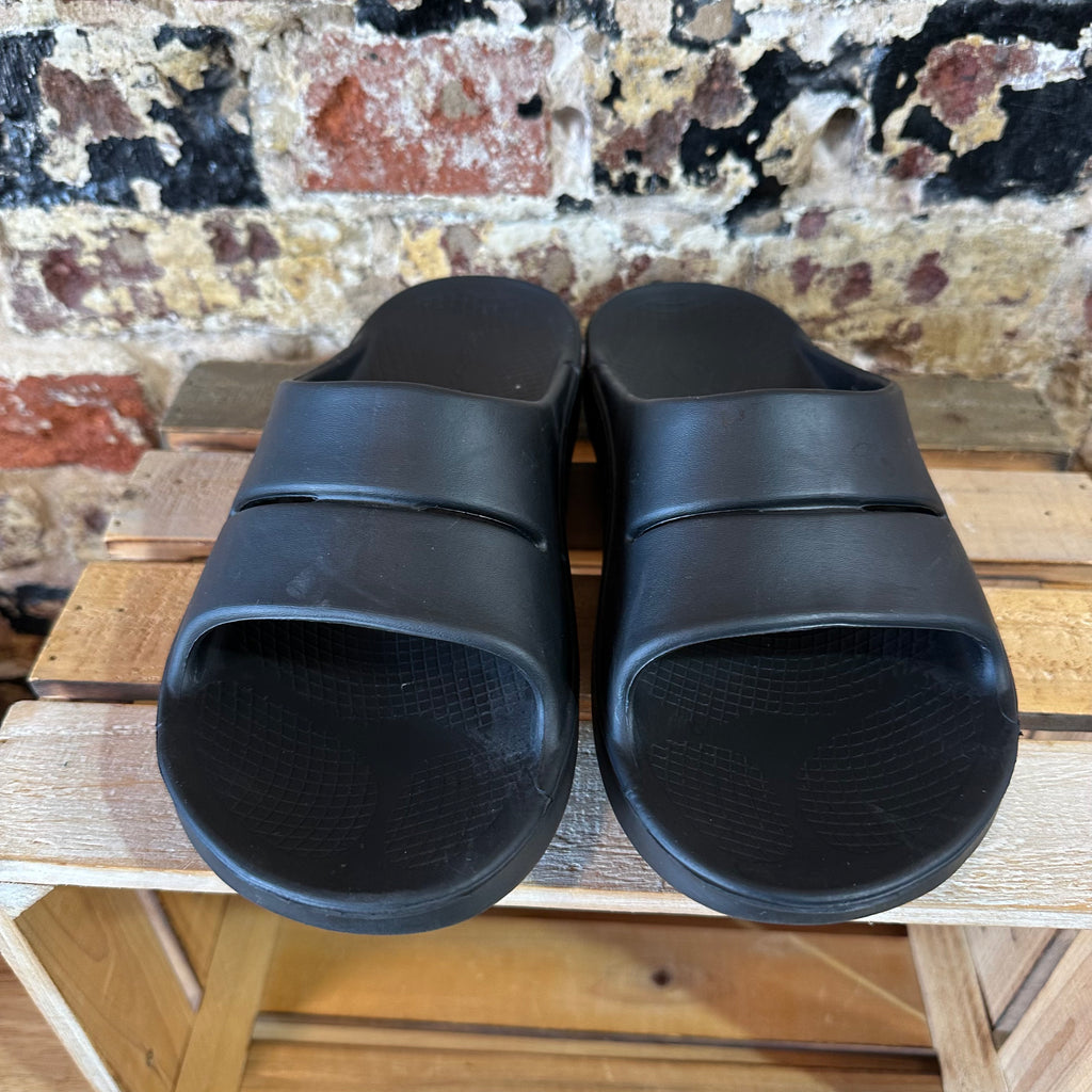 Oofos Mens 8 Womens 10 Black Sandals