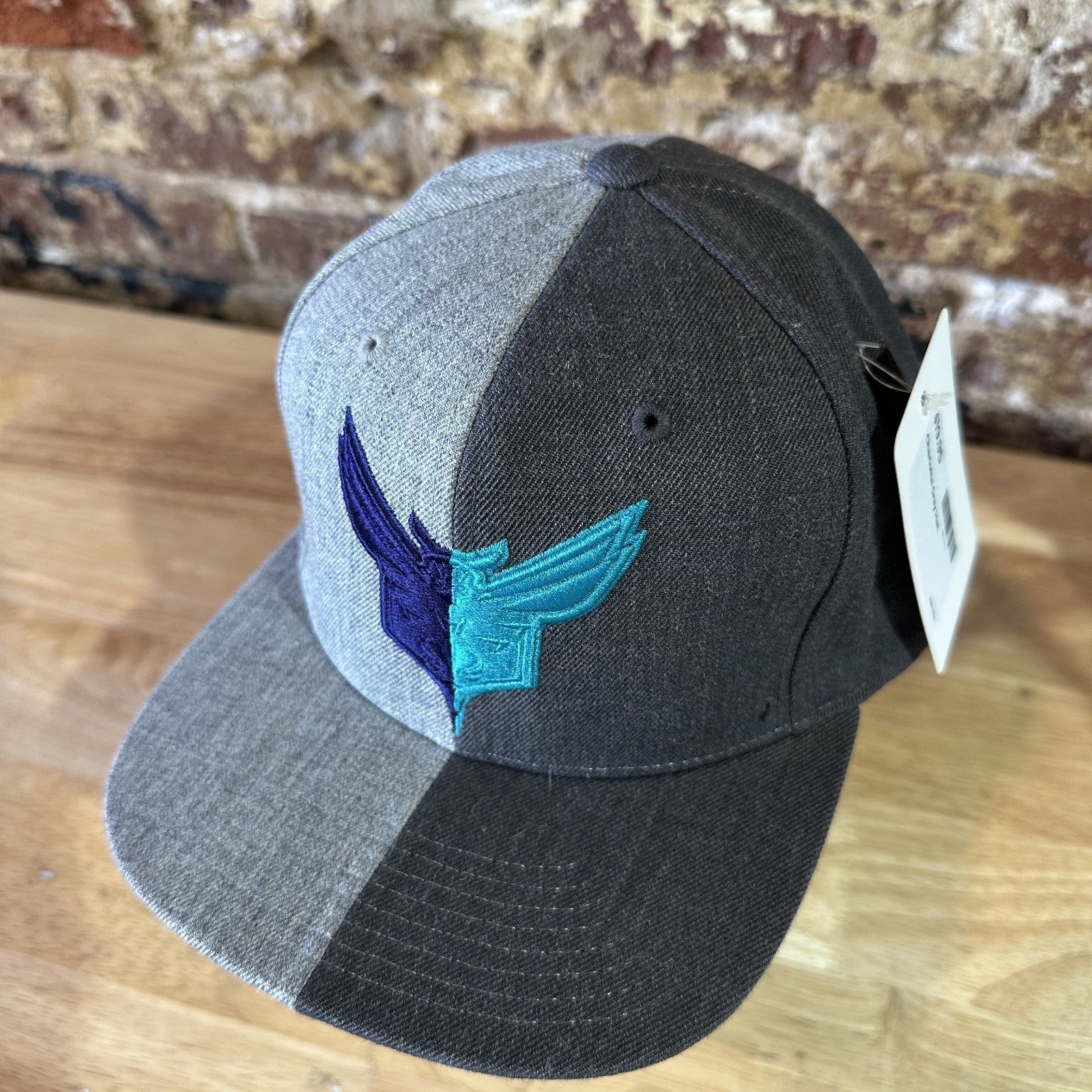 Mitchell & Ness NBA Charlotte Hornets 2 toned Gray Snapback Hat