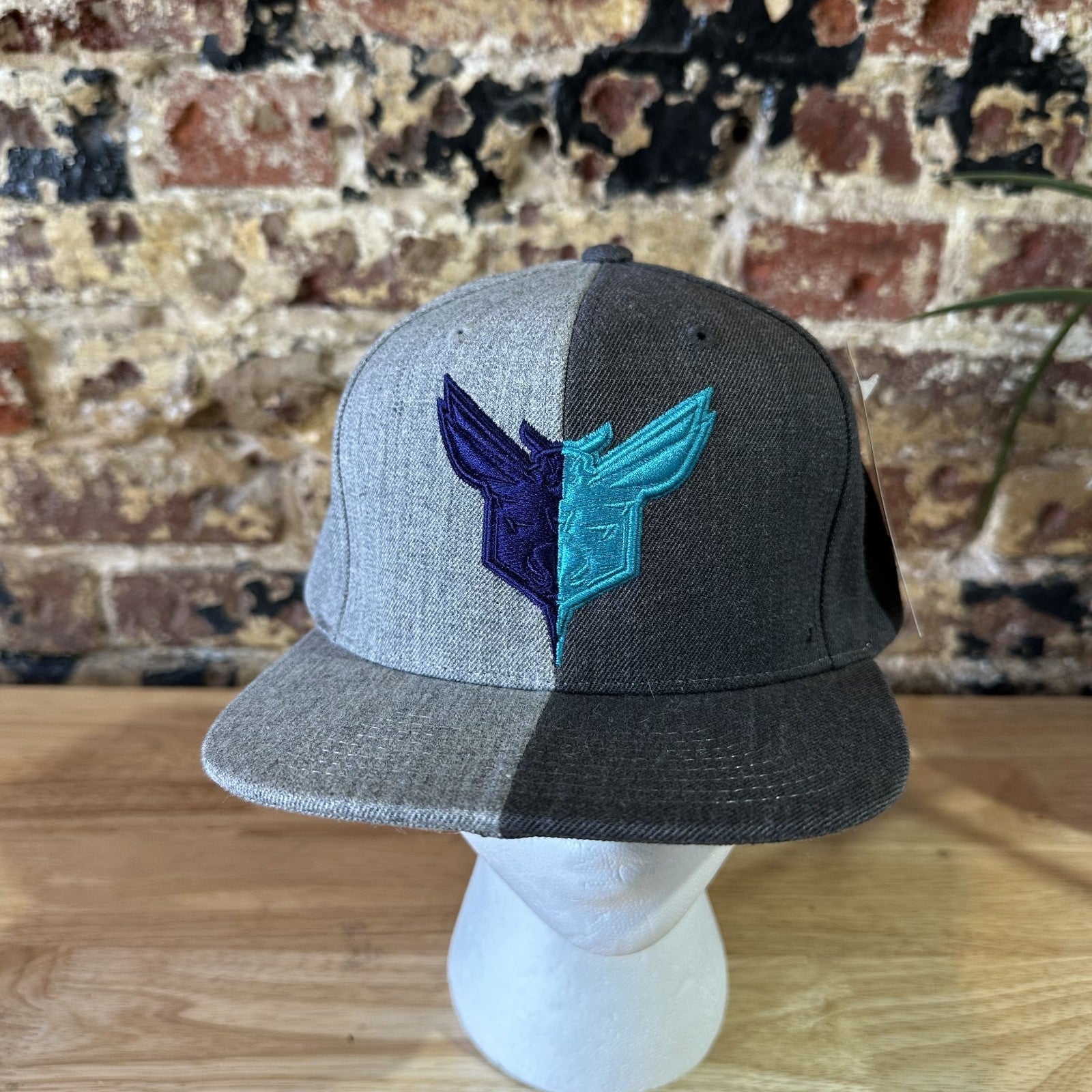Mitchell & Ness NBA Charlotte Hornets 2 toned Gray Snapback Hat