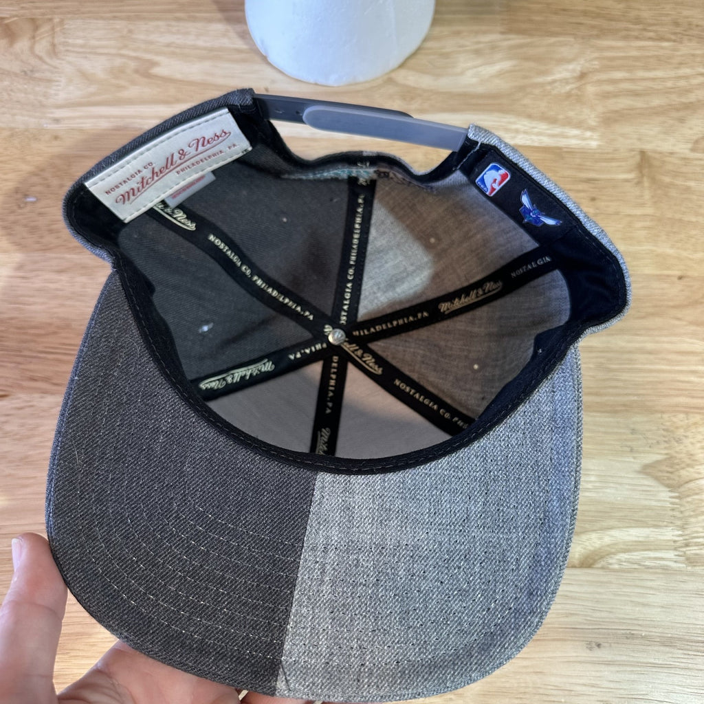 Mitchell & Ness NBA Charlotte Hornets 2 toned Gray Snapback Hat