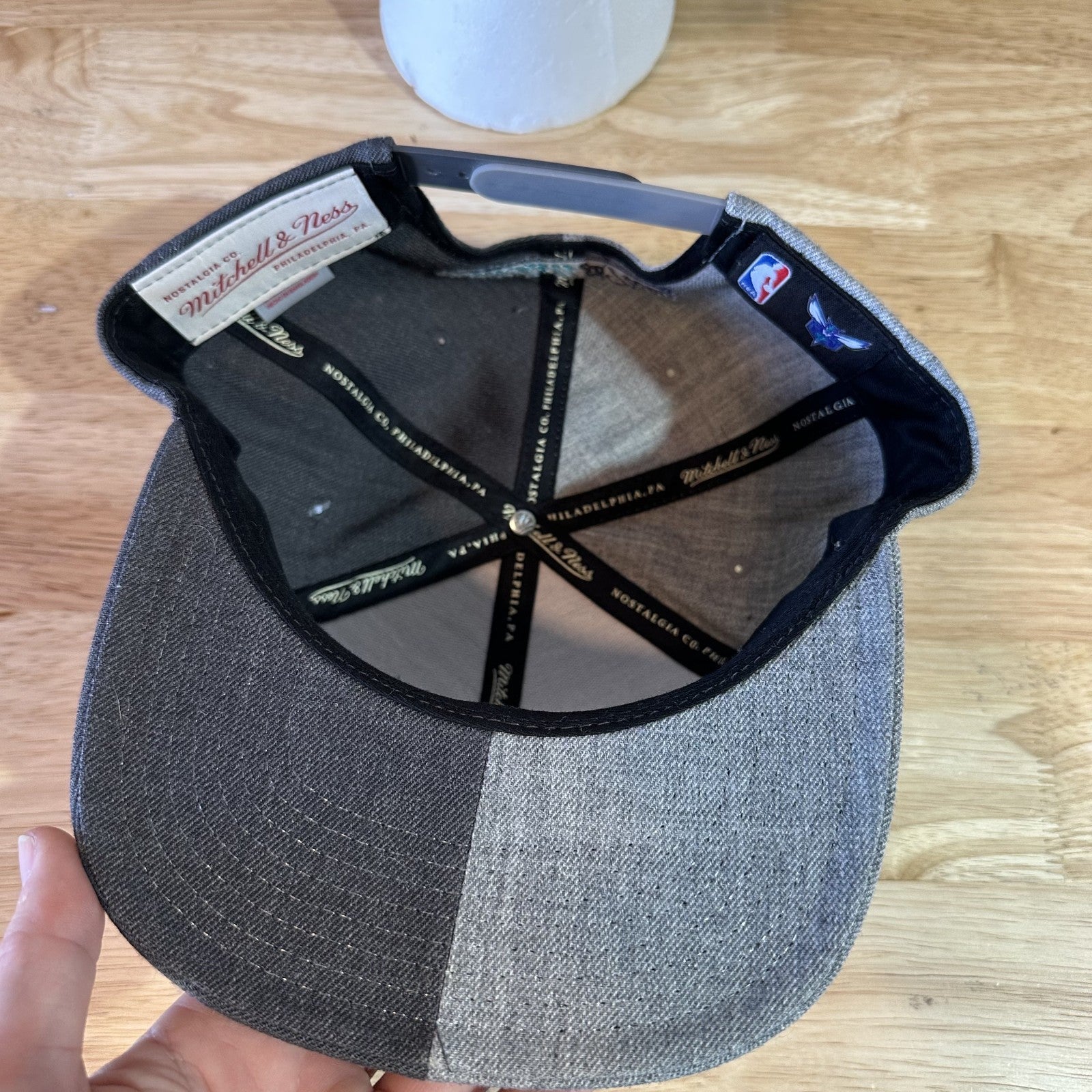 Mitchell & Ness NBA Charlotte Hornets 2 toned Gray Snapback Hat
