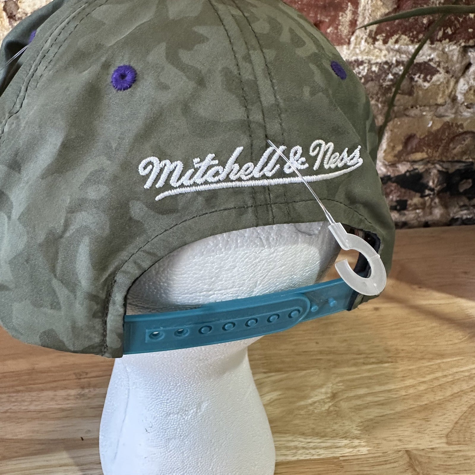 Mitchell & Ness NBA Buzz City Charlotte Hornets teal Camo Snapback Hat